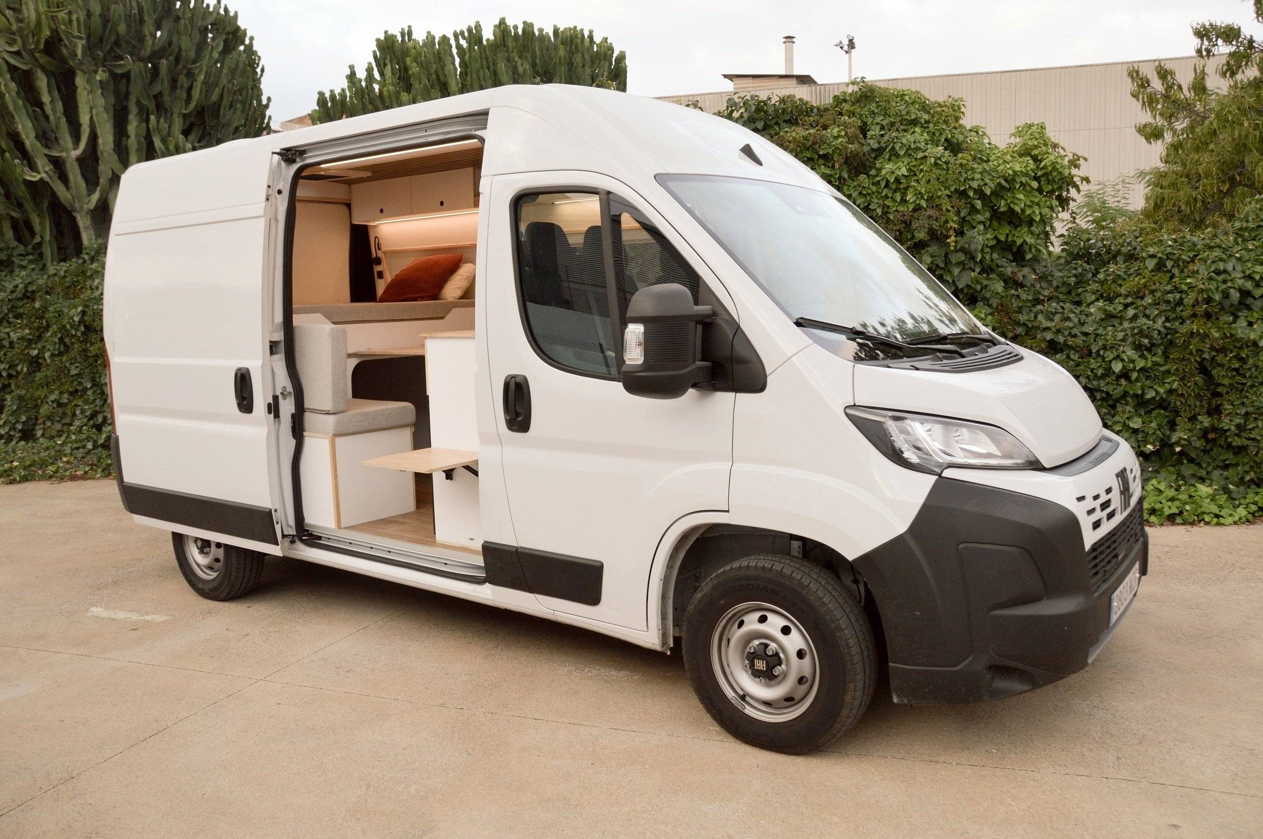 Vue avant de 3/4 Fiat Ducato 2,2 140cv - Yescapa