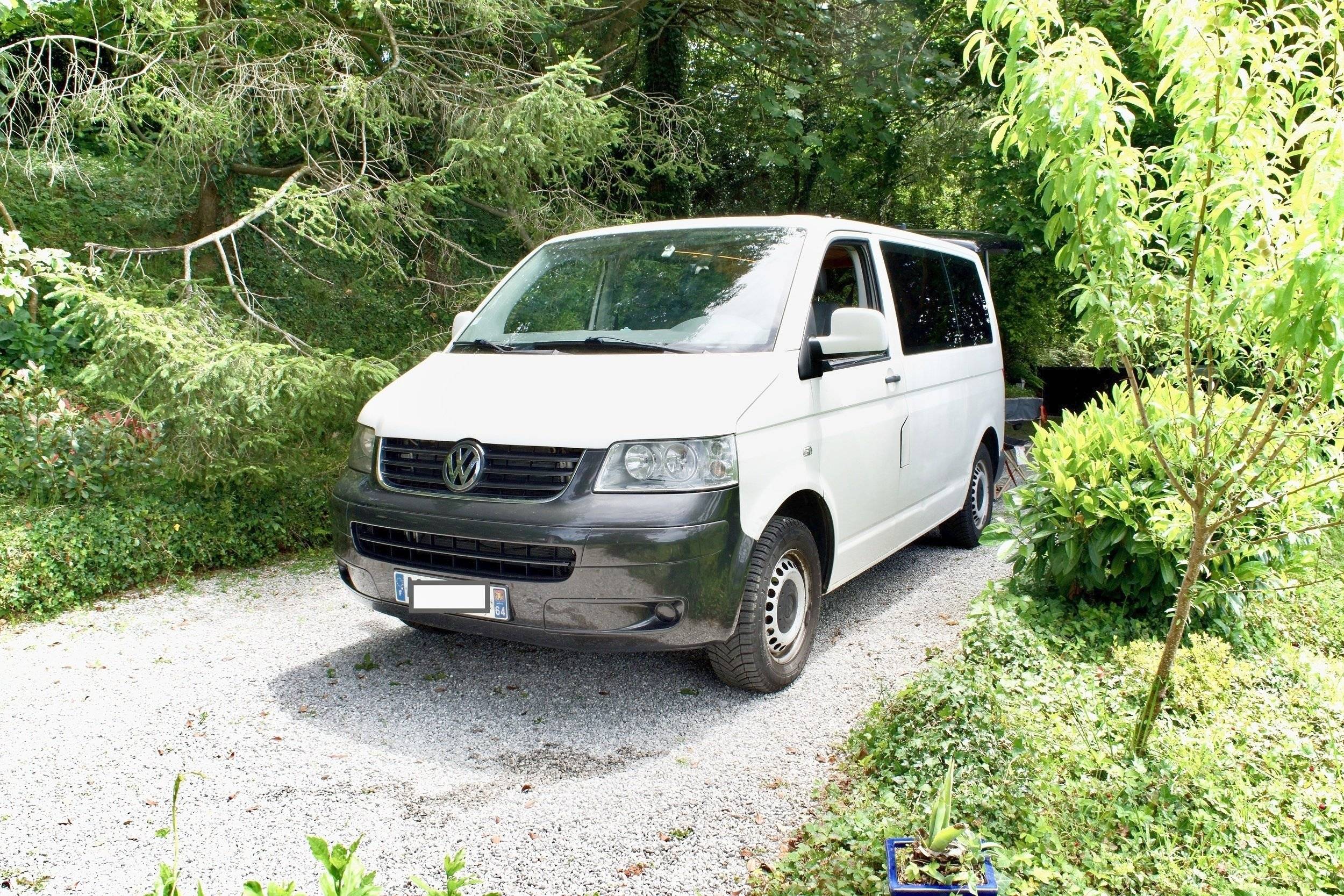 Vue avant de 3/4 Volkswagen T5 2,5 l 130 ch - Yescapa
