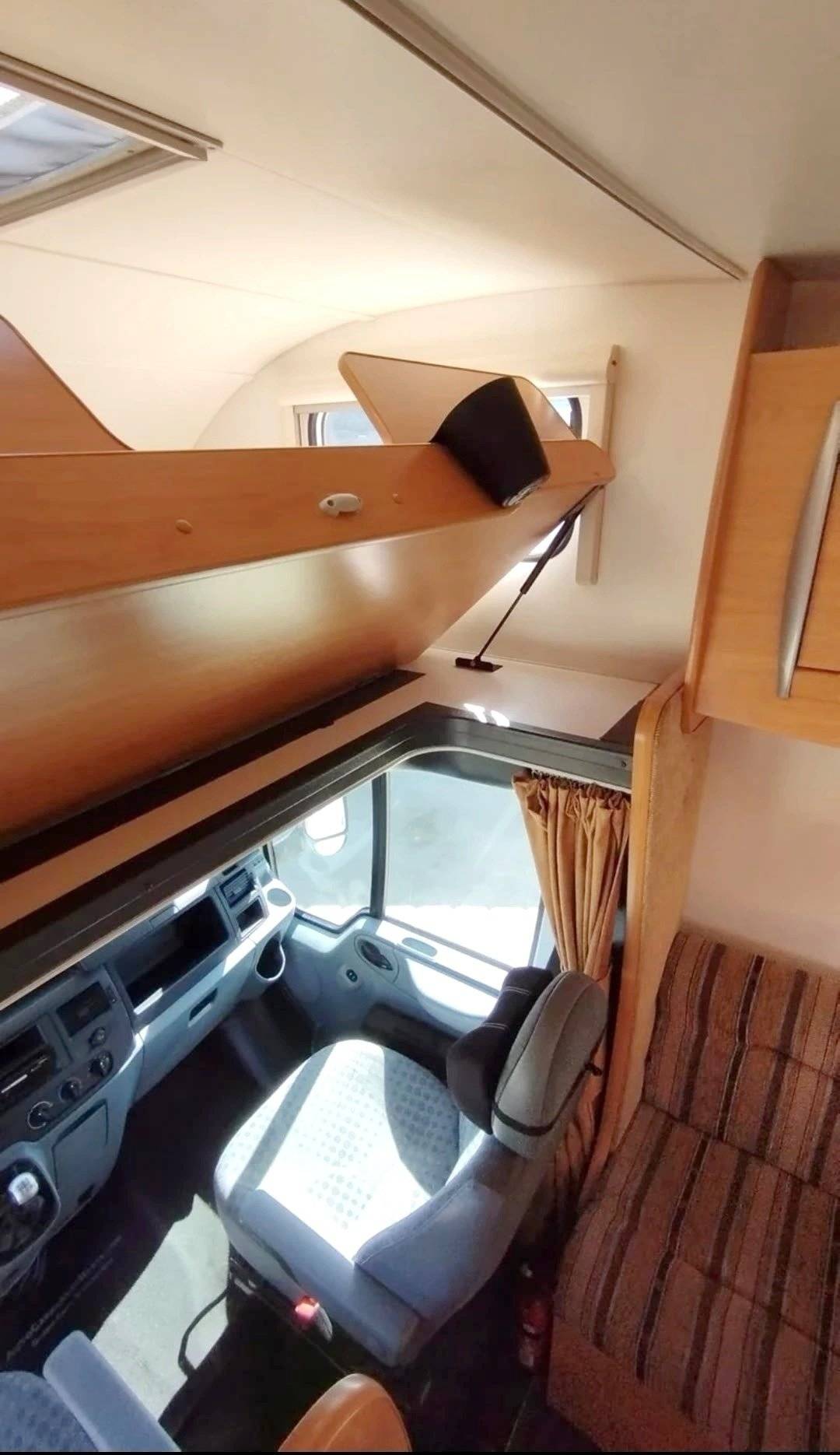 Berth Ford Transit 2,2l TDCi 140 ch. - Yescapa