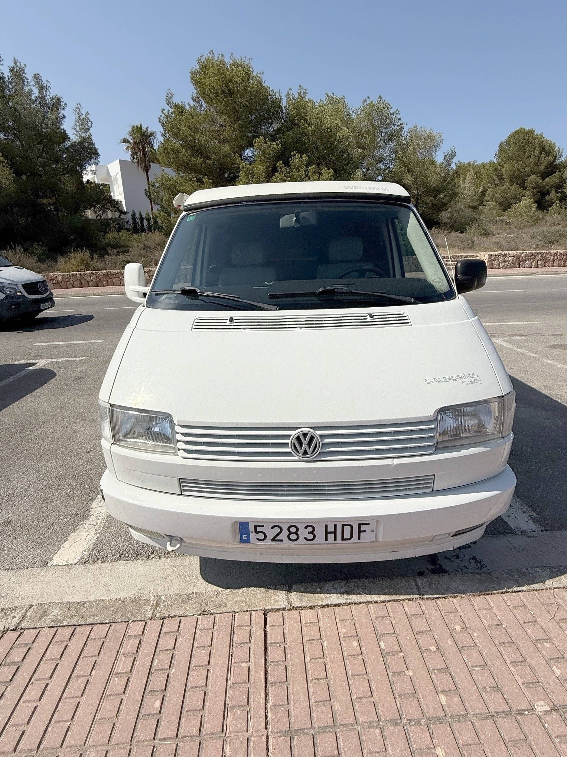 schräge Vorderansicht Volkswagen T4 California Coach - Yescapa