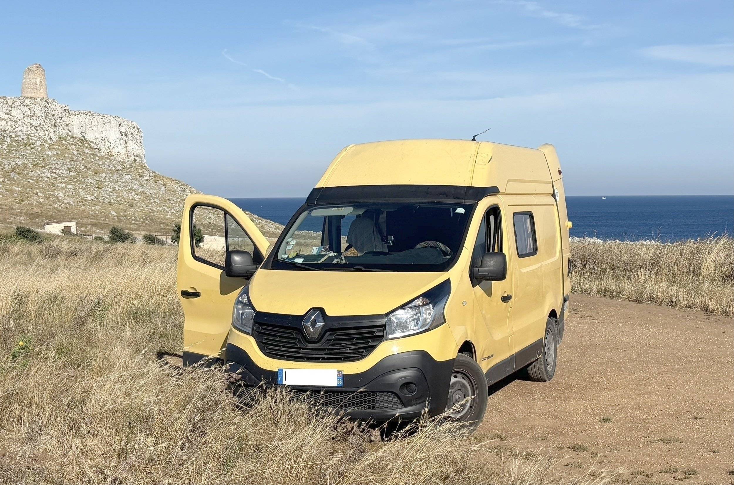 Vista del vehículo ángulo delantero Renault Trafic - Yescapa