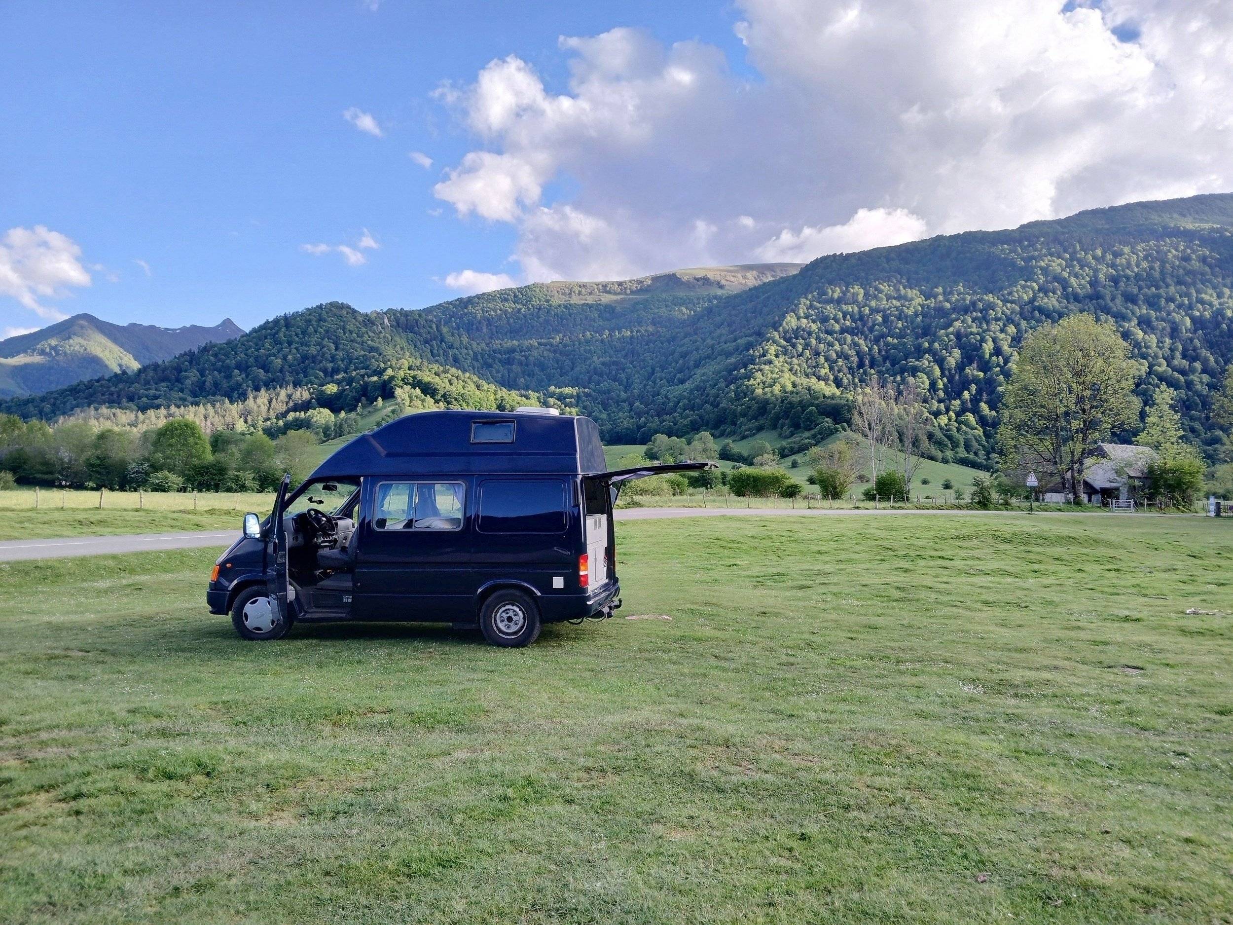 schräge Vorderansicht Ford Transit Nugget 2.5D - Yescapa