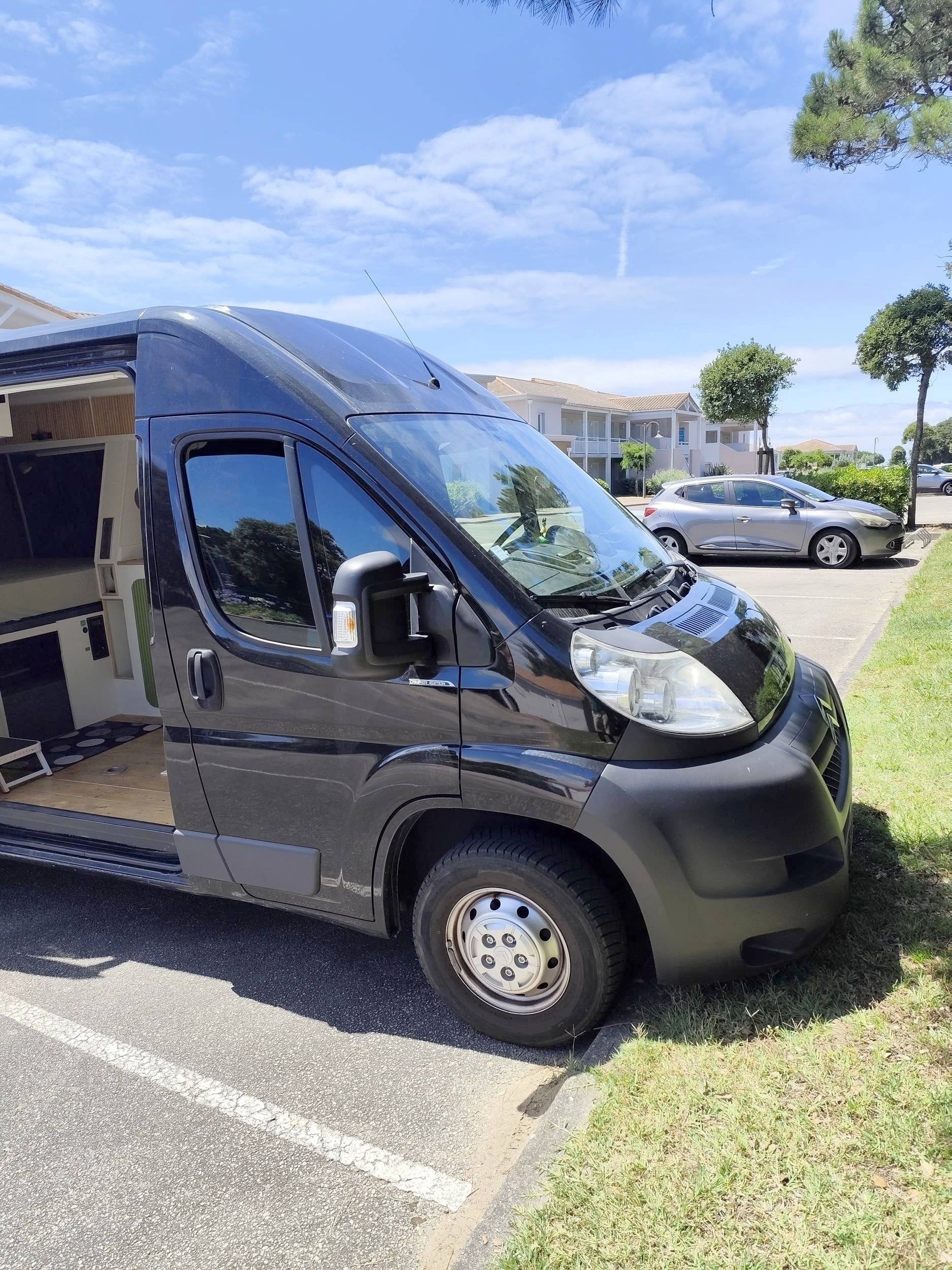 schräge Vorderansicht Citroën CITROEN JUMPER 130 CV - Yescapa