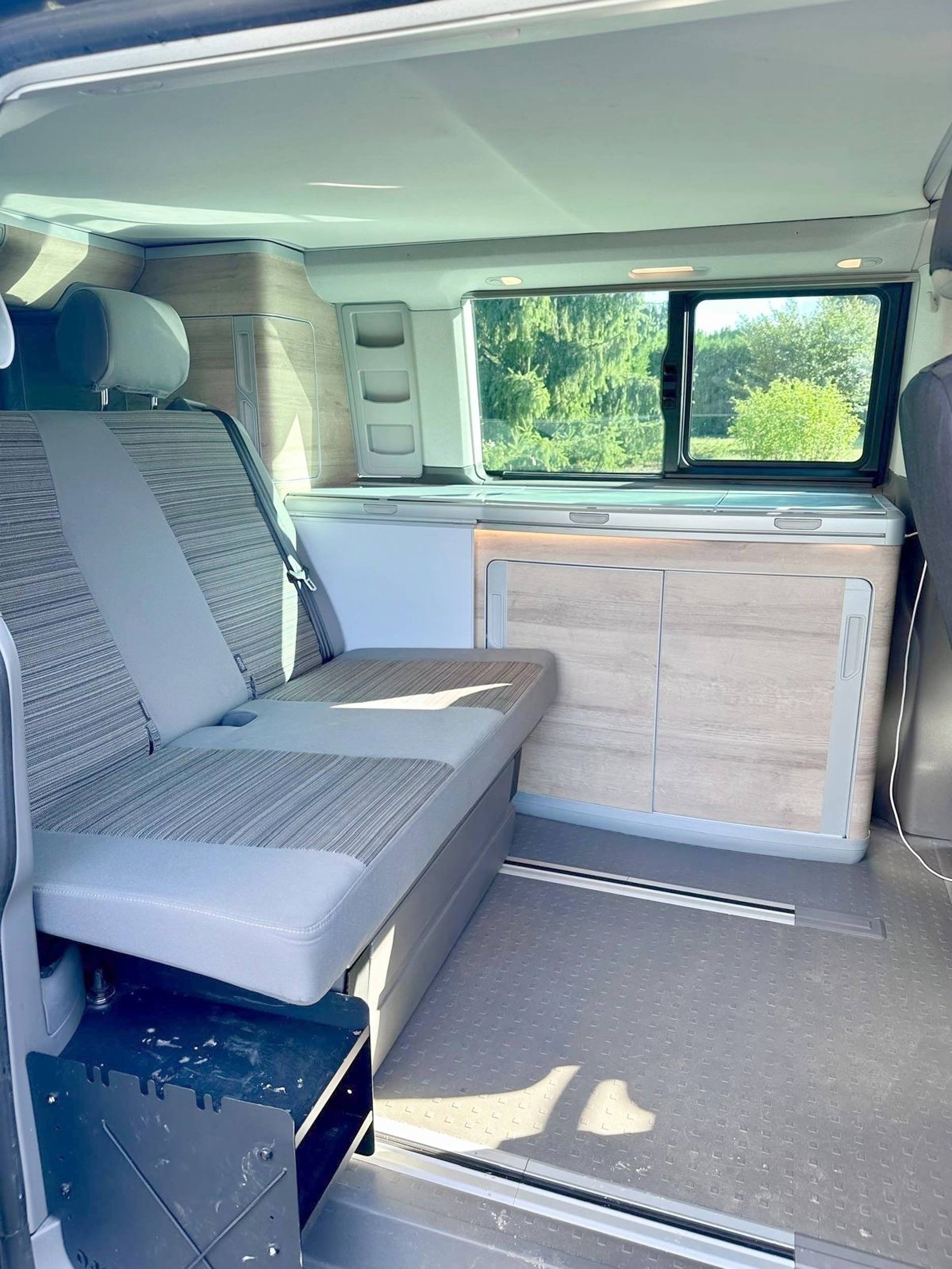 Dining Area Volkswagen T6.1 California Coast - Yescapa