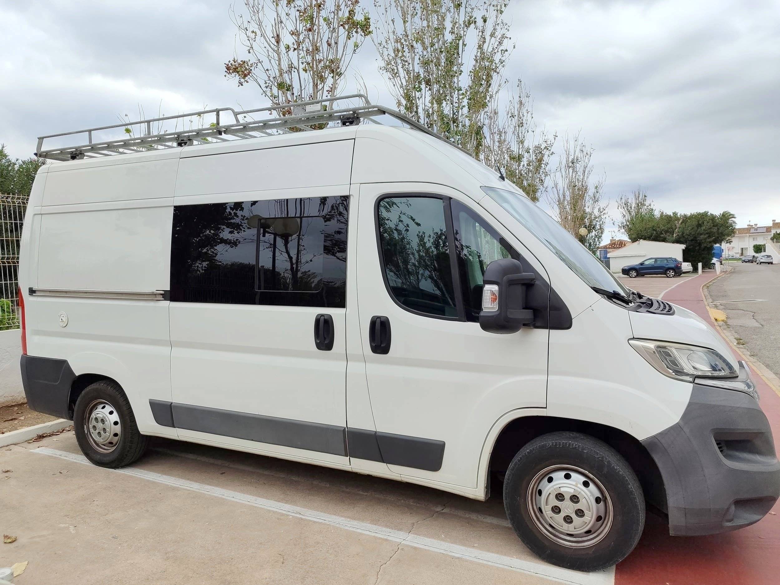 schräge Vorderansicht Citroën Jumper 2,2 l HDI 140 CV - Yescapa