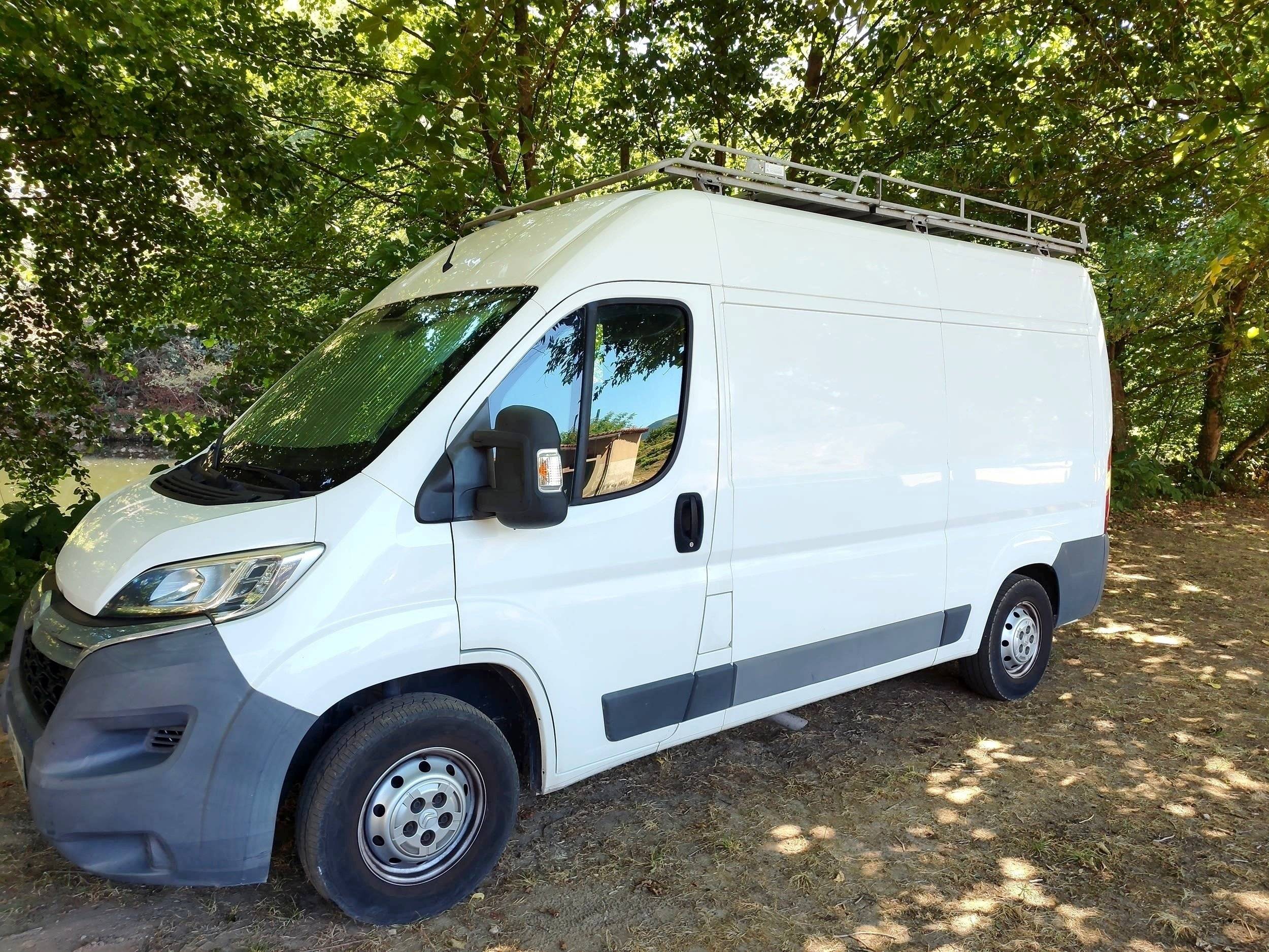 Front view from 3/4 Citroën Jumper 2,2 l HDI 140 CV - Yescapa