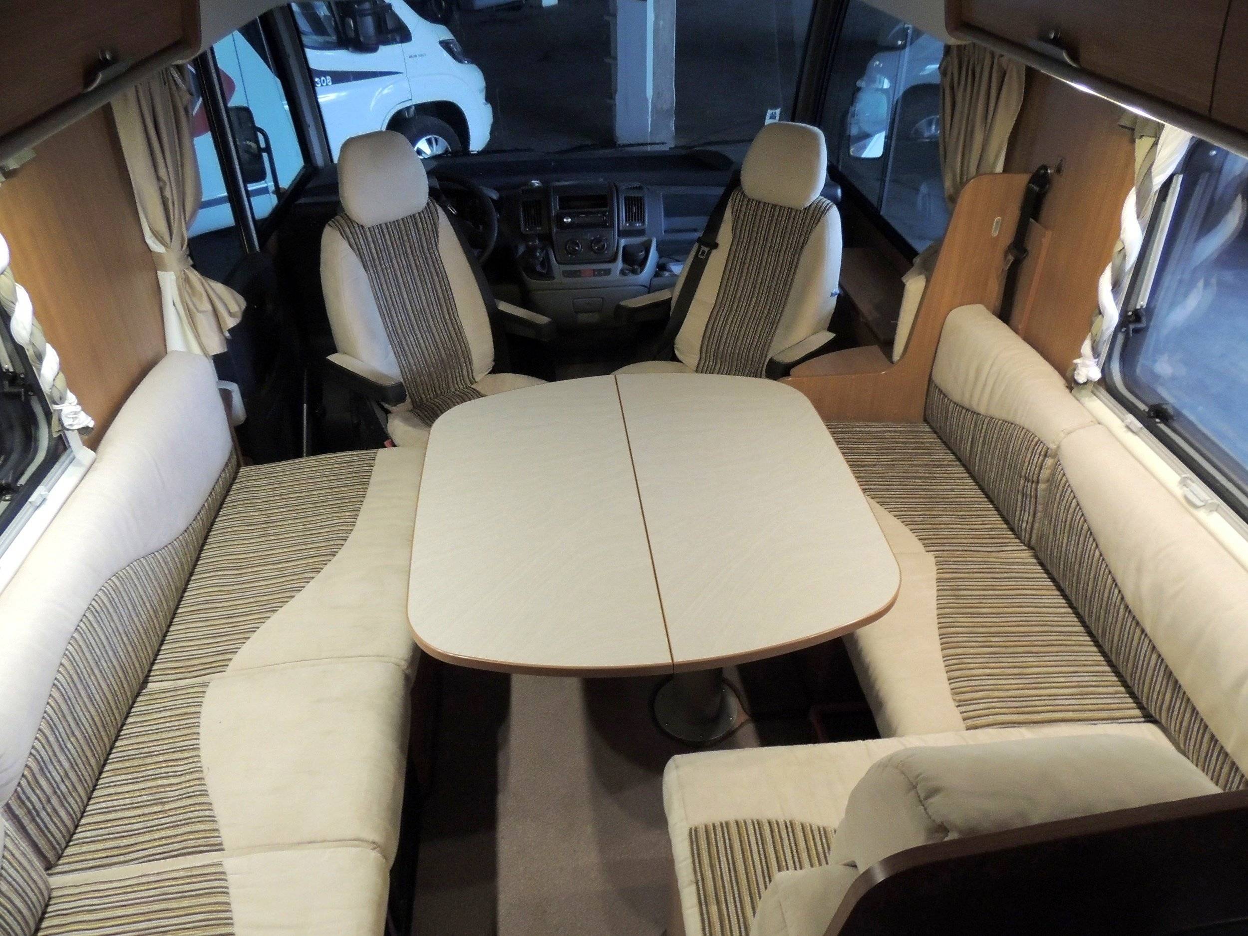 Área de jantar Fiat Ducato 2,3 l Multijet 130 ch. - Yescapa