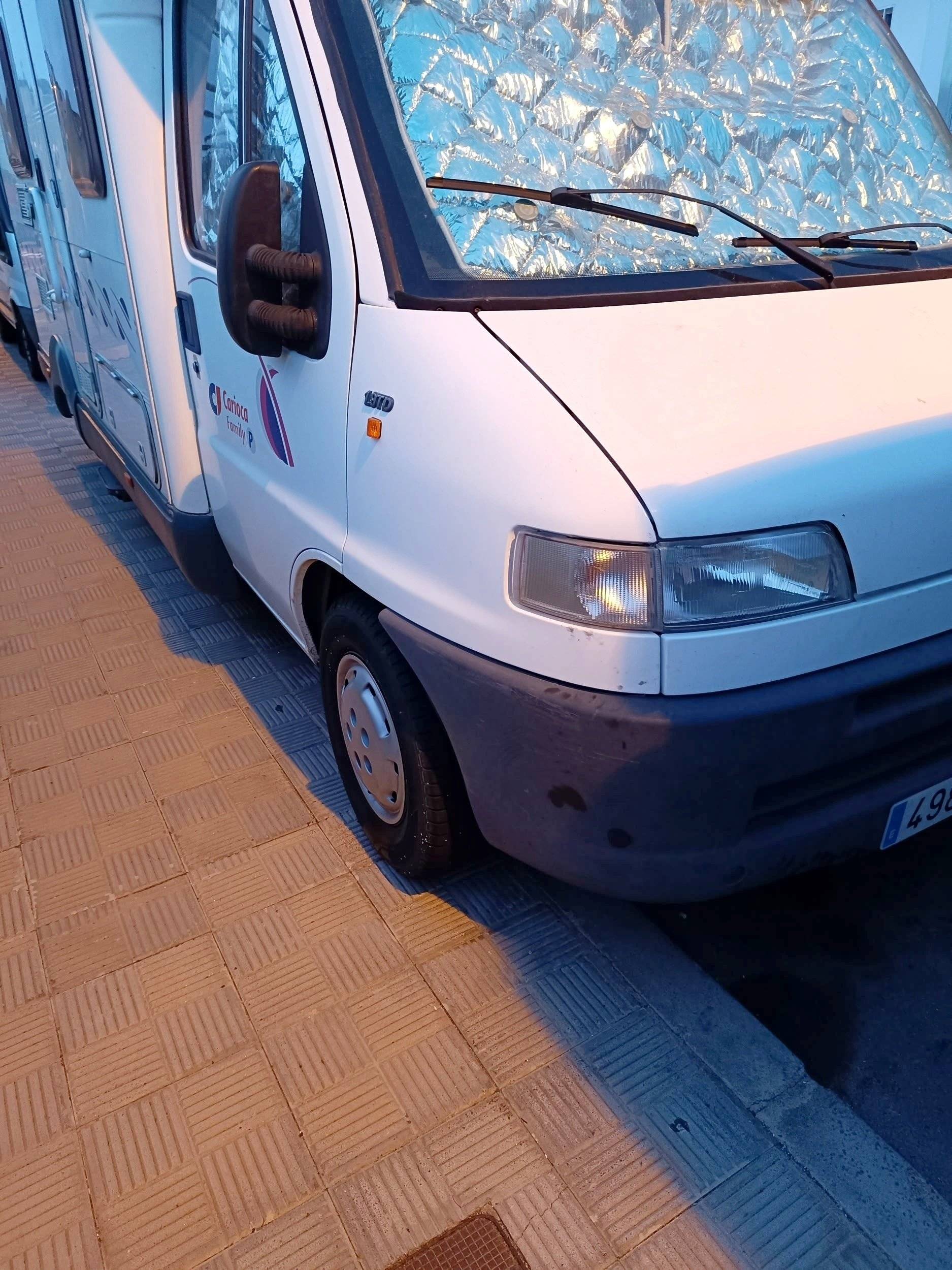 Voorkant 3/4 Fiat 2,0 l 115 ch - Yescapa