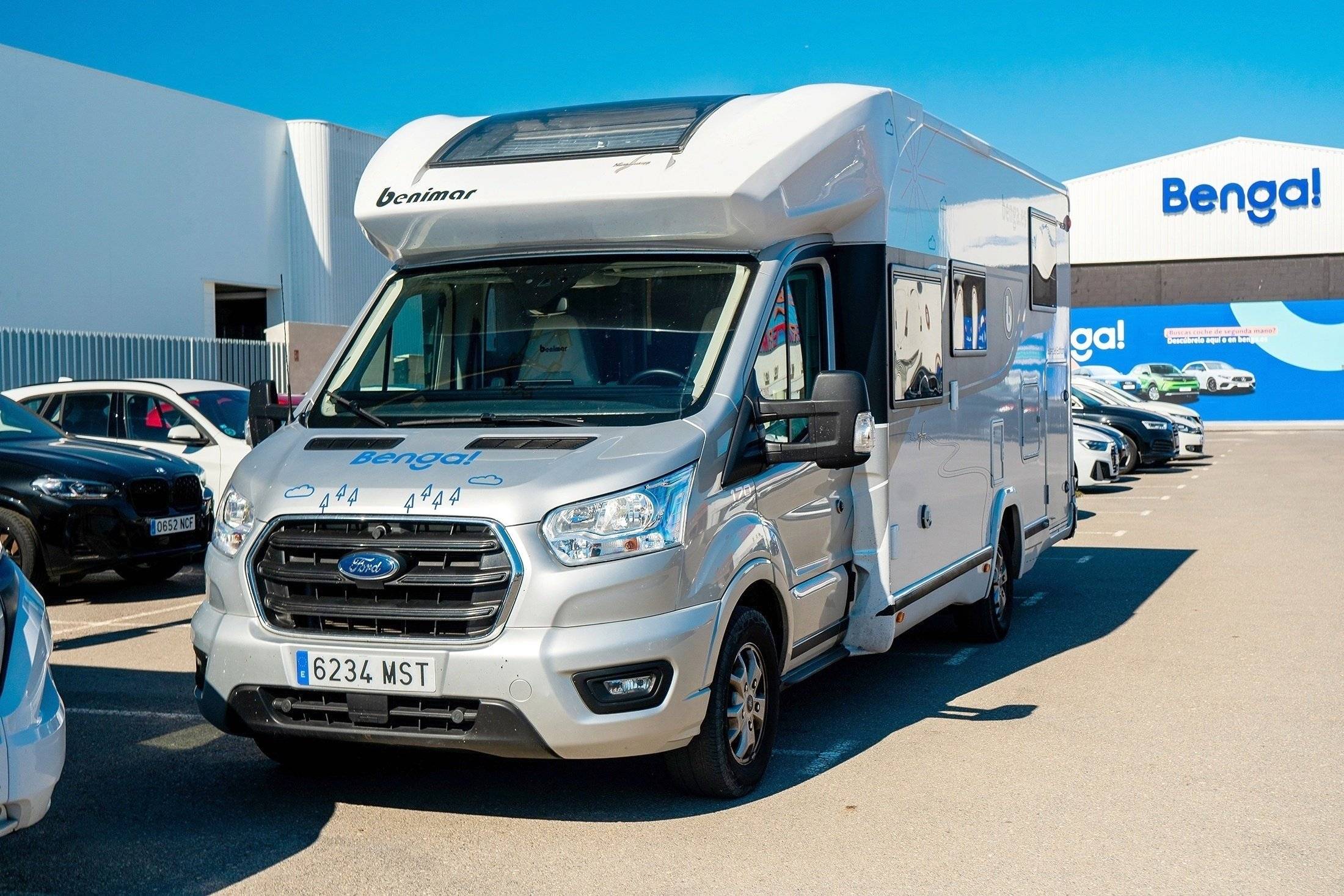 schräge Vorderansicht Ford - Yescapa