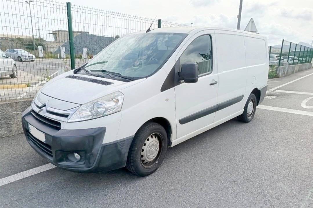 Voorkant 3/4 Citroën Jumpy 1,6l 90 ch - Yescapa