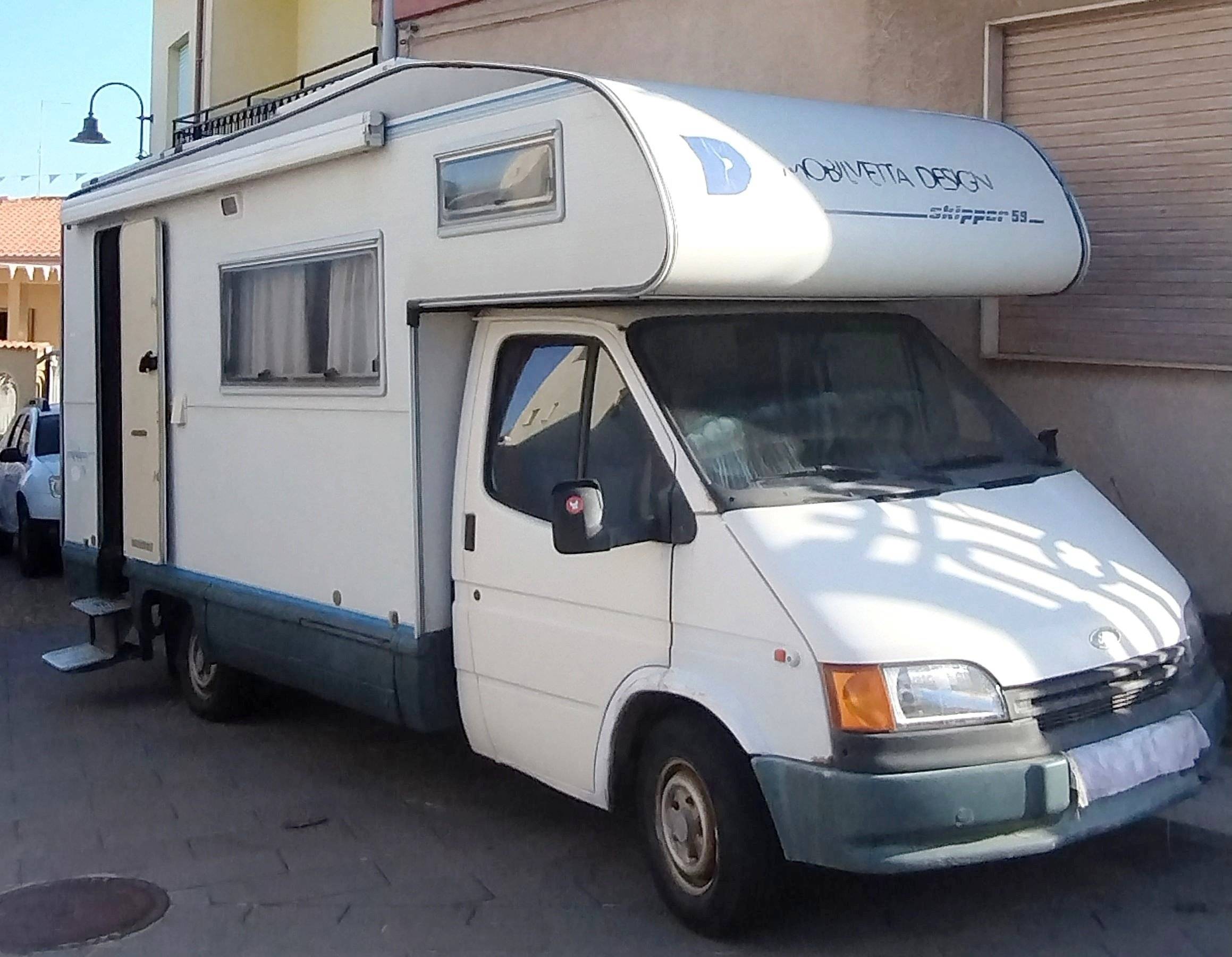 Vista del vehicle angle davanter Ford Transit 2,5 | 120 ch. - Yescapa