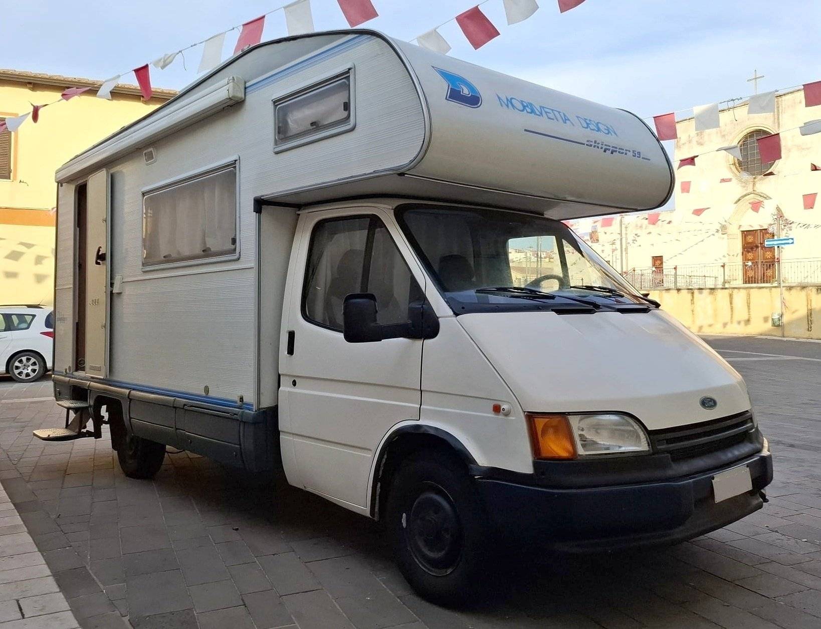 Front view from 3/4 Ford Transit 2,5 | 120 ch. - Yescapa