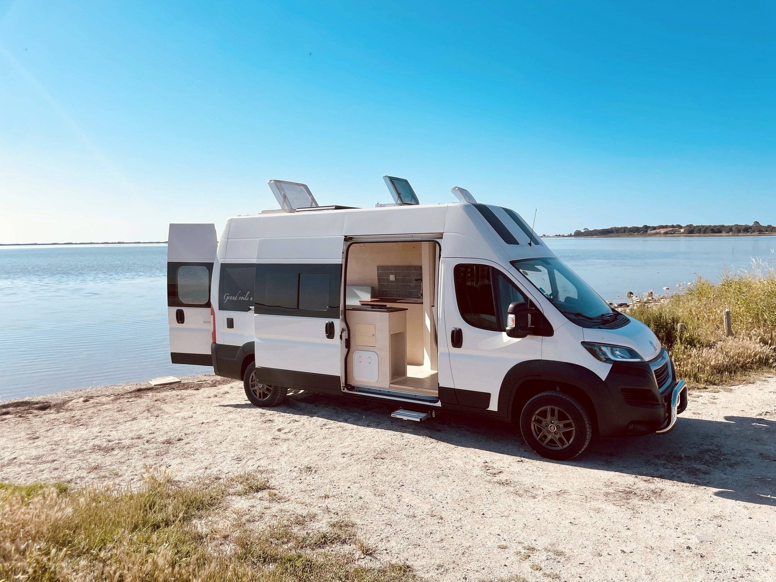 Vue avant de 3/4 Peugeot Boxer 3,0 HDI 160 ch - Yescapa