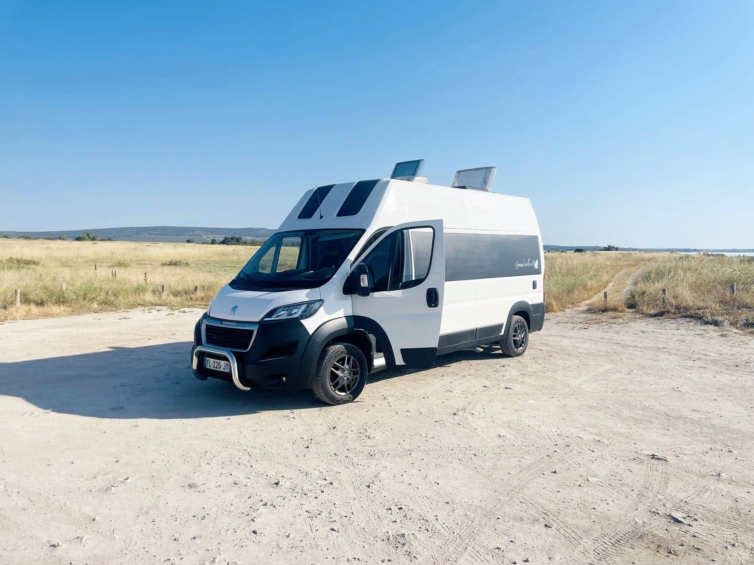 Voorkant 3/4 Peugeot Boxer 3,0 HDI 160 ch - Yescapa