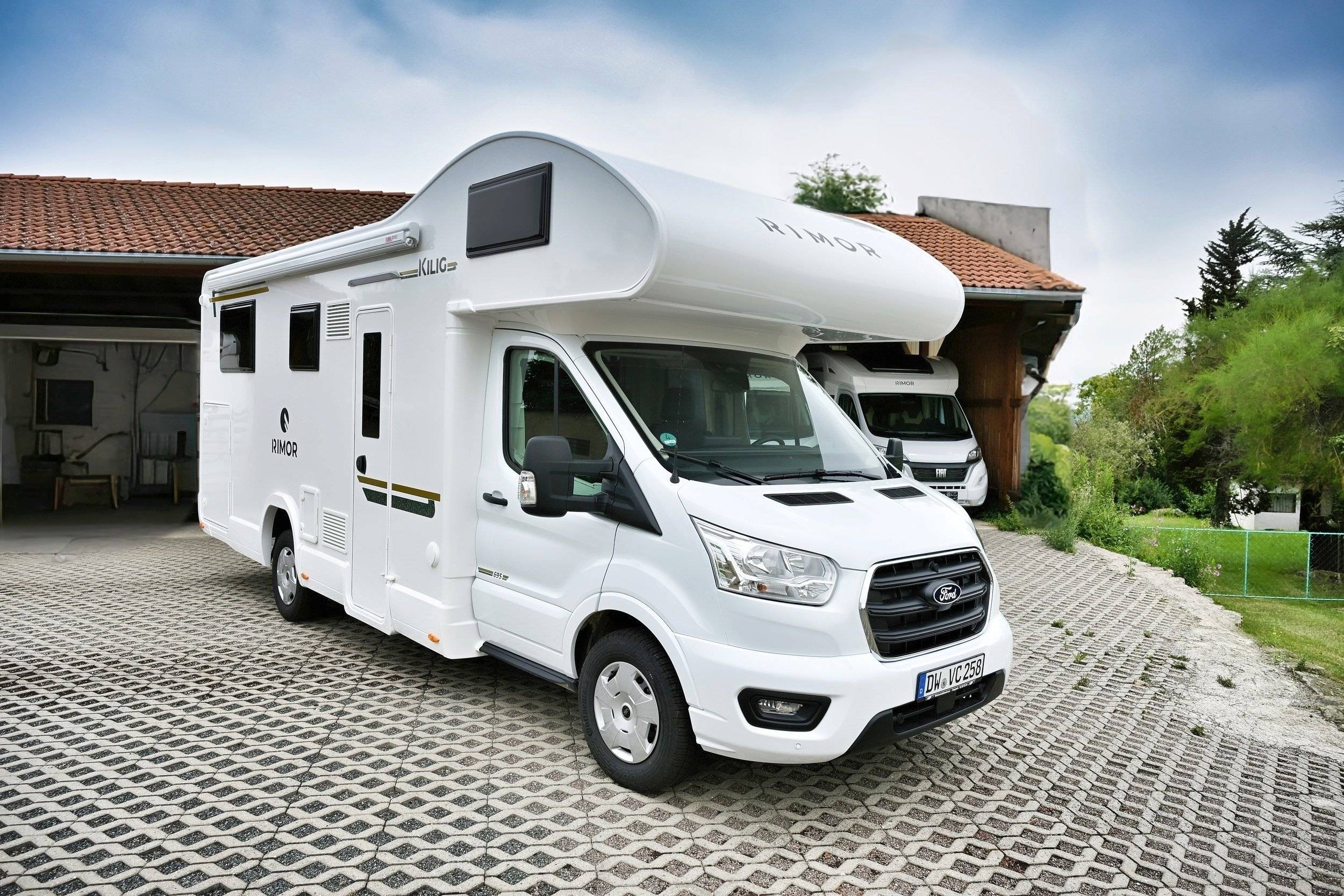 Front view from 3/4 Ford - Yescapa