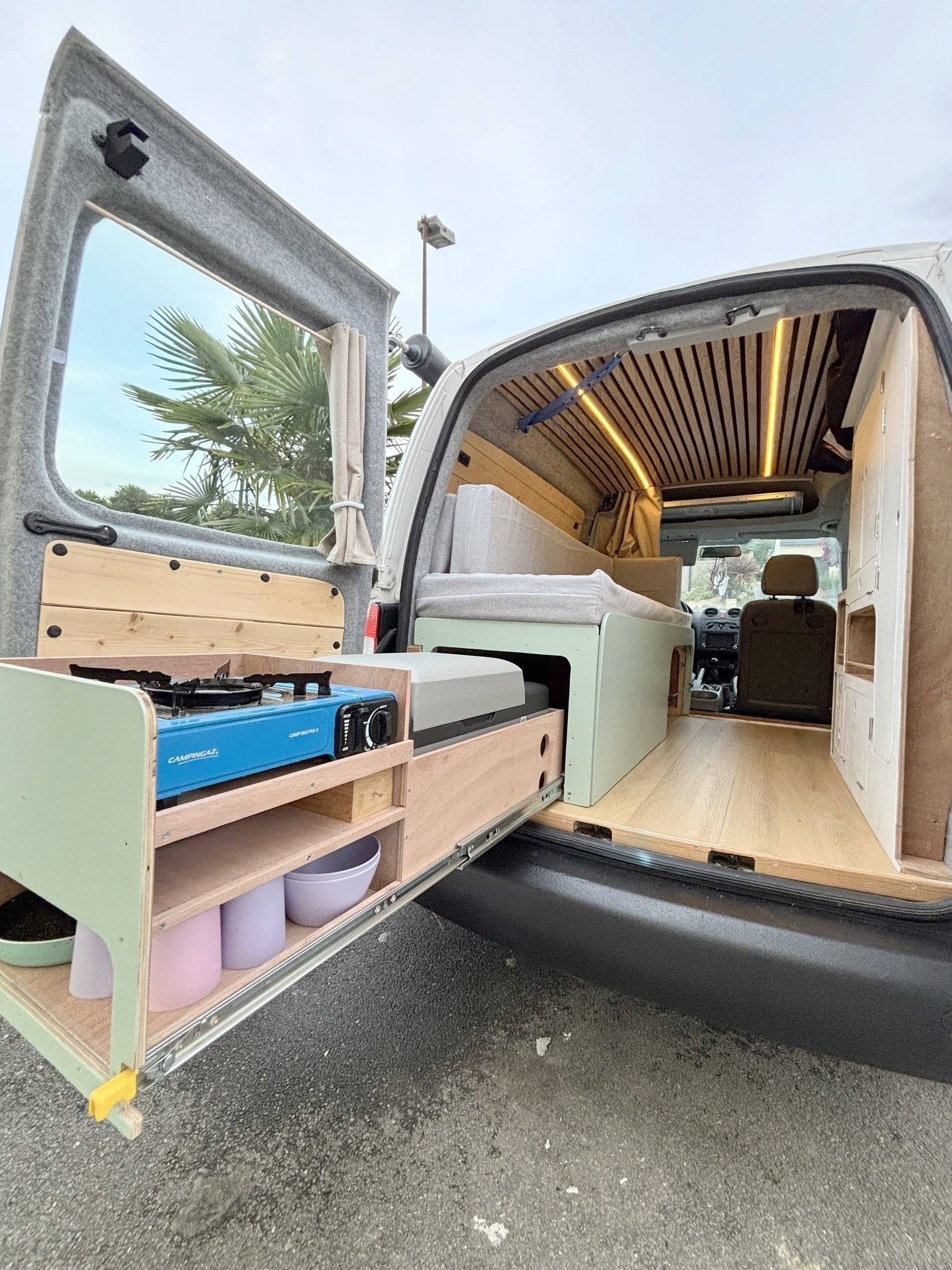 Dining Area Volkswagen Caddy - Yescapa