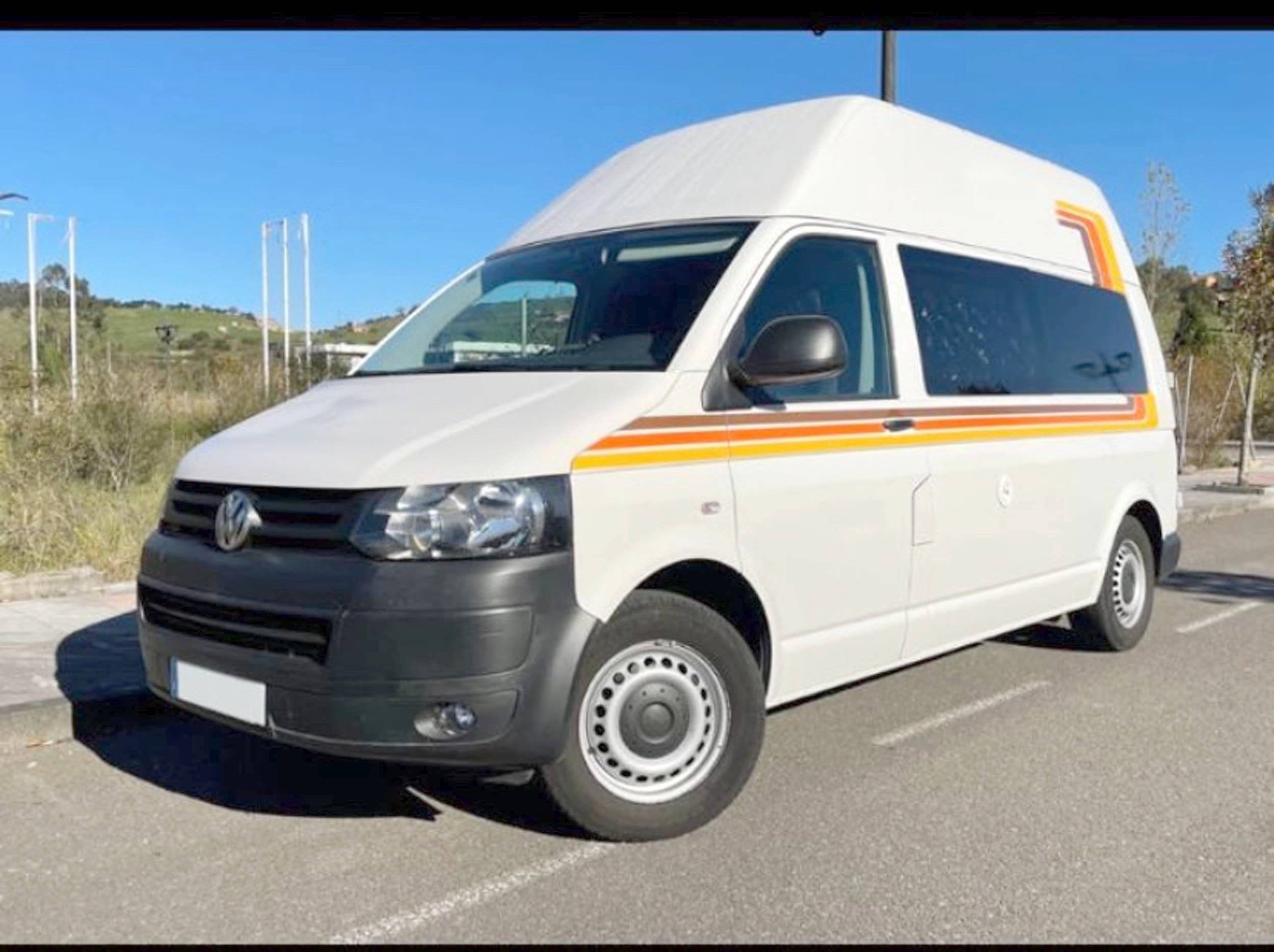 Vista del vehículo ángulo delantero Volkswagen Volkswagen Transporter T5.1 - Yescapa