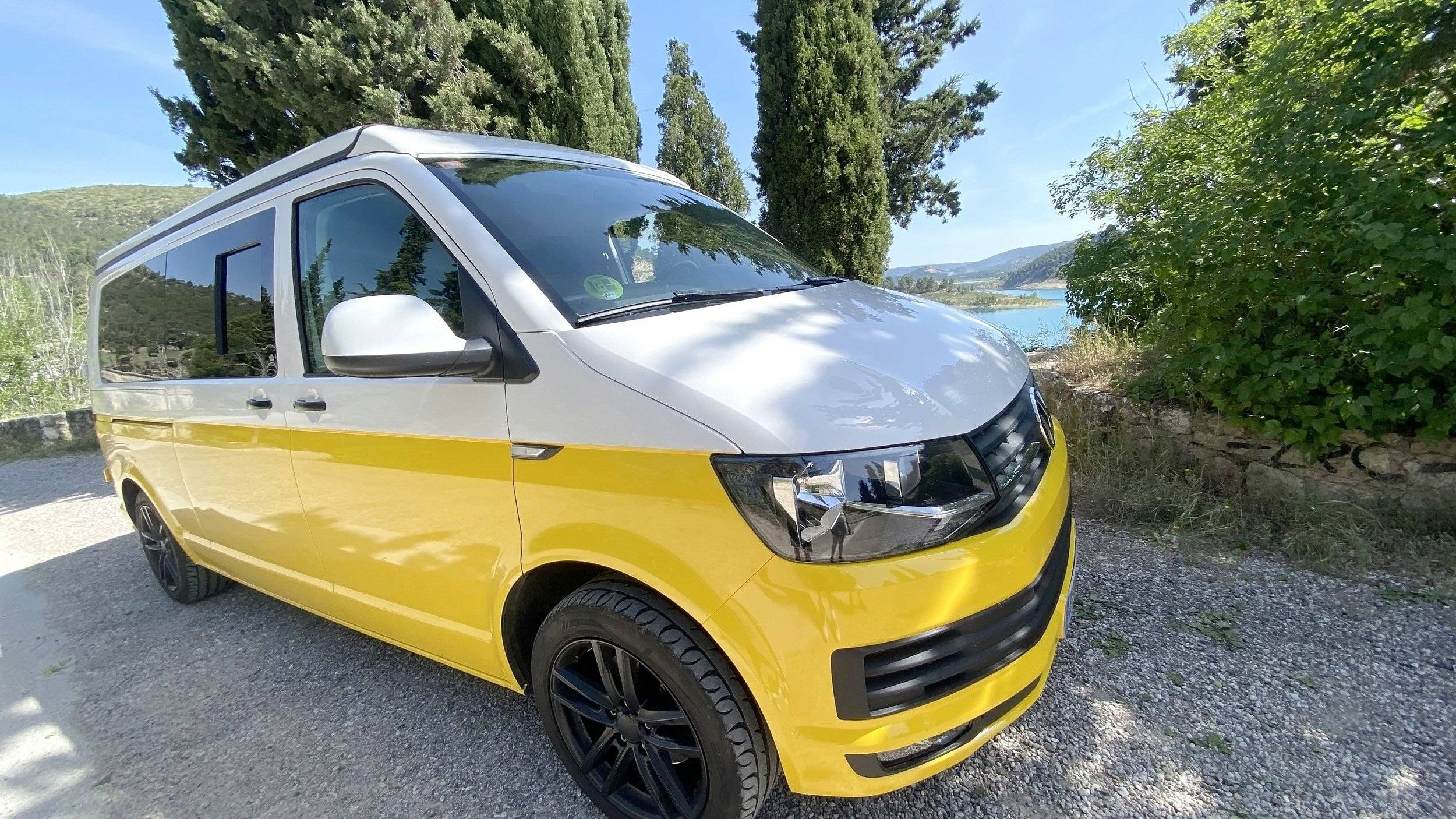 Volkswagen Transporter T6 (Amarilla)