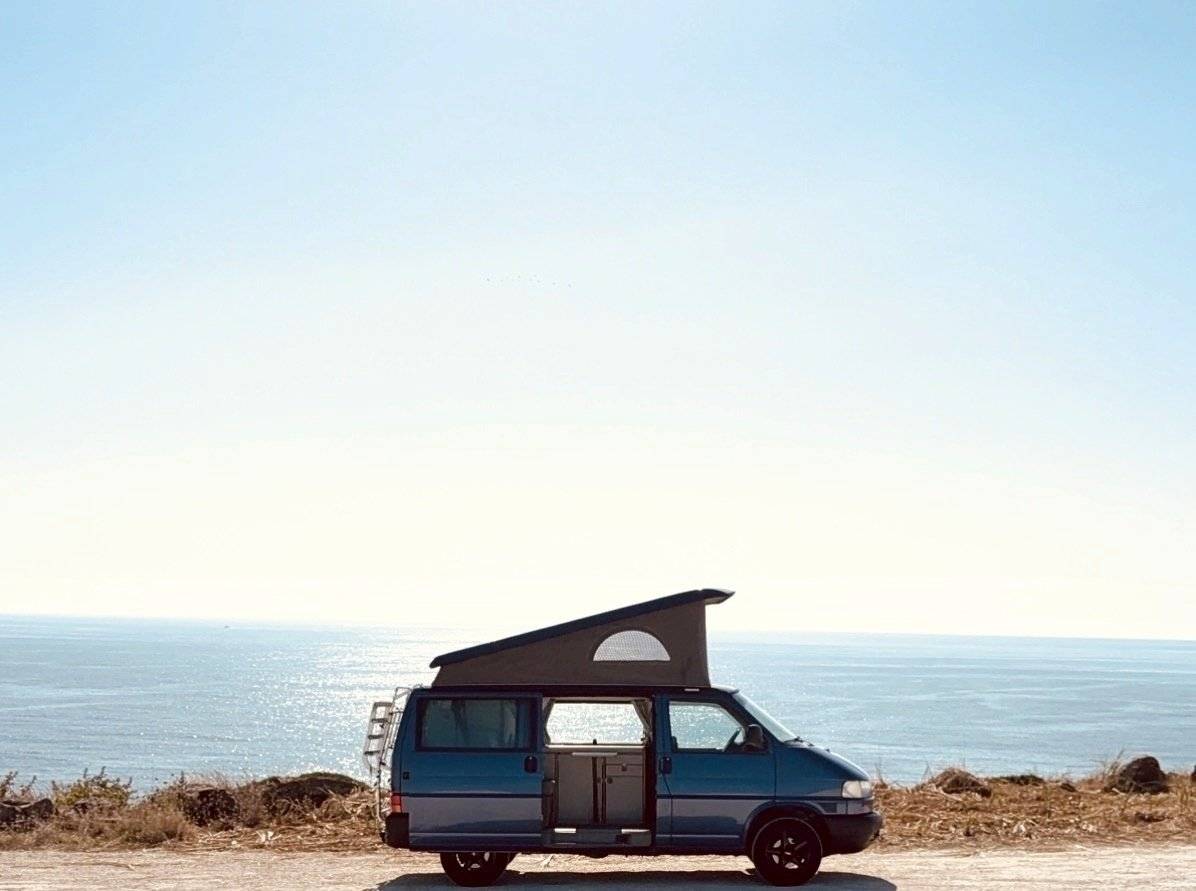 Vue avant de 3/4 Volkswagen T4 2,5l 102cv - Yescapa