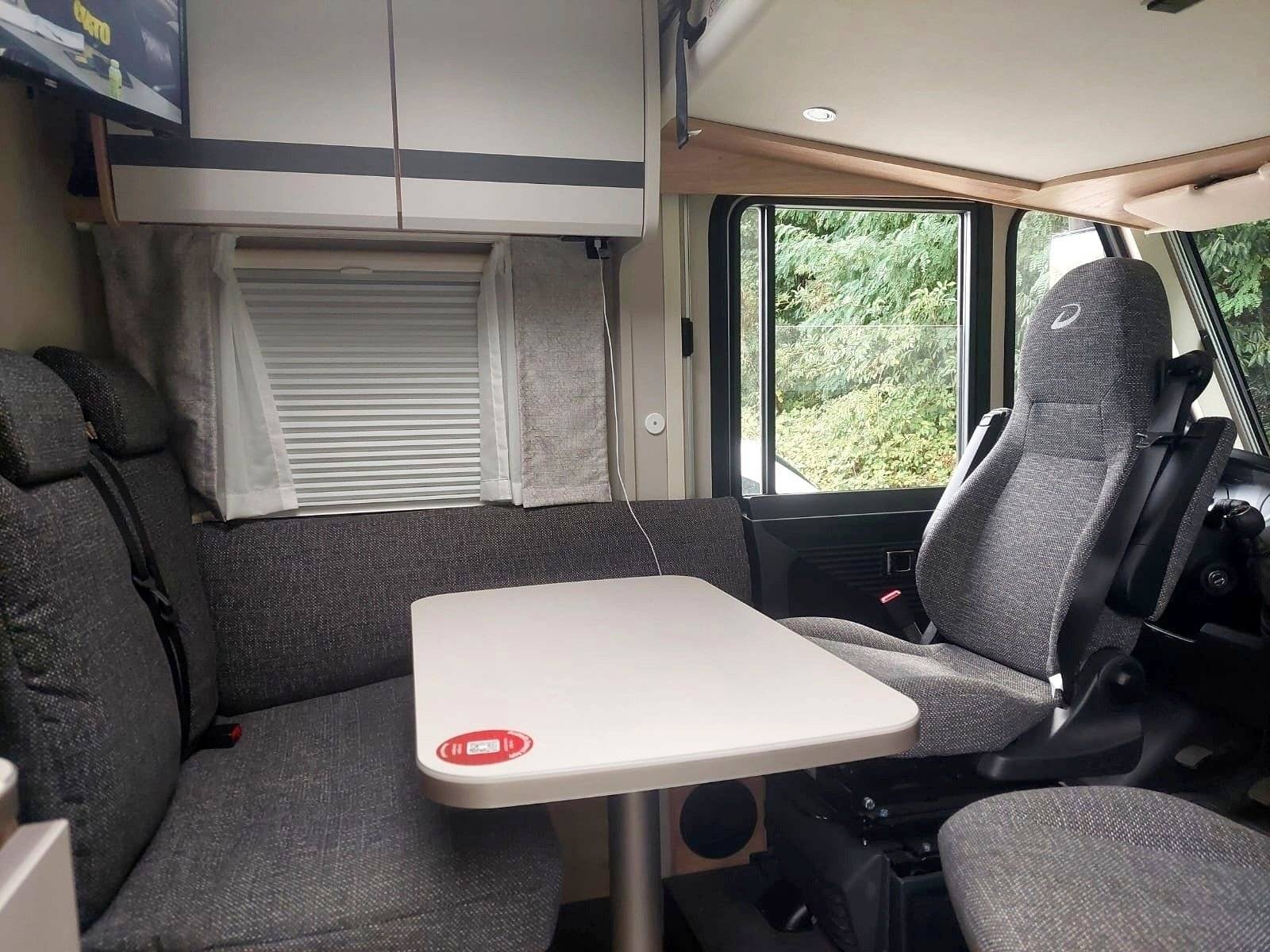 Área de jantar Fiat Fiat Ducato 2.2l 140 CV - Yescapa