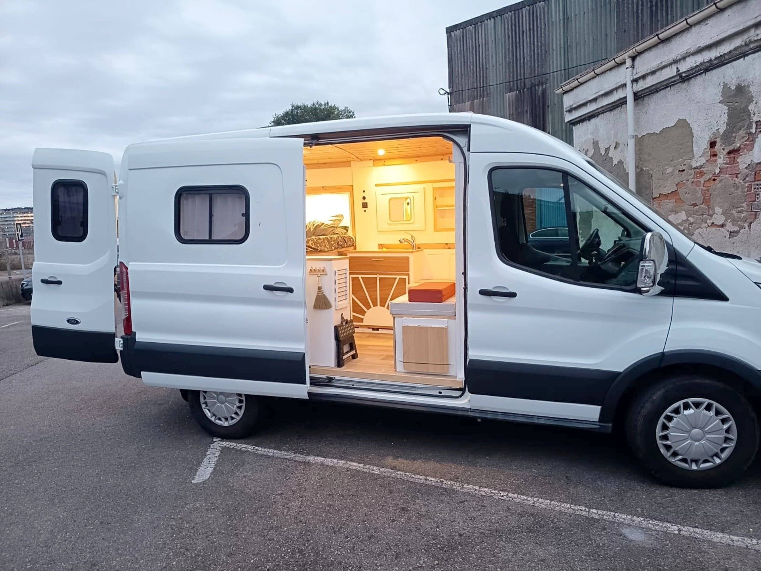 schräge Vorderansicht Ford Transit 2,2 l 125 ch - Yescapa