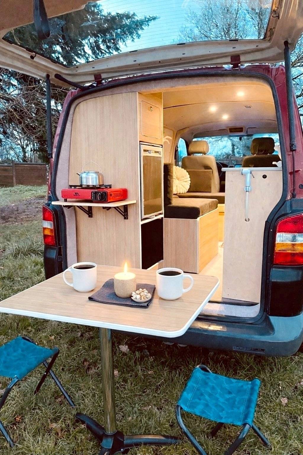 Front view from 3/4 Volkswagen T5 1,9 l 102 ch - Yescapa