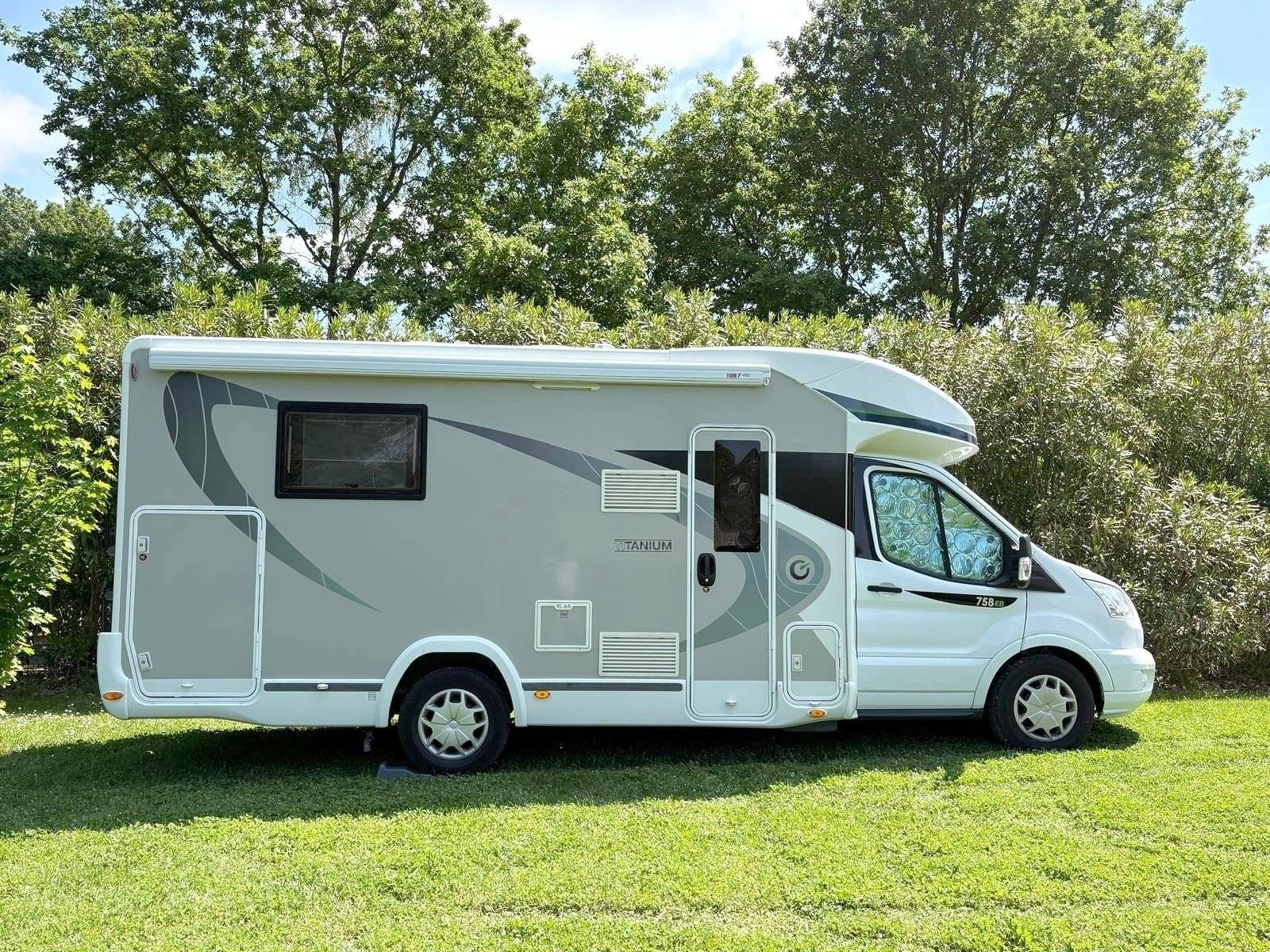 Vista de 3/4 Ford Transit 2,0 l 170 ch - Yescapa