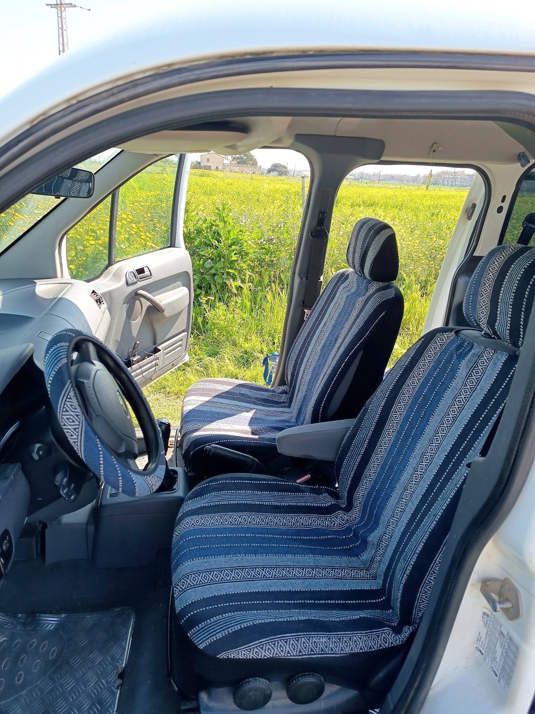 Front view from 3/4 Ford Tourneo Connect - Yescapa