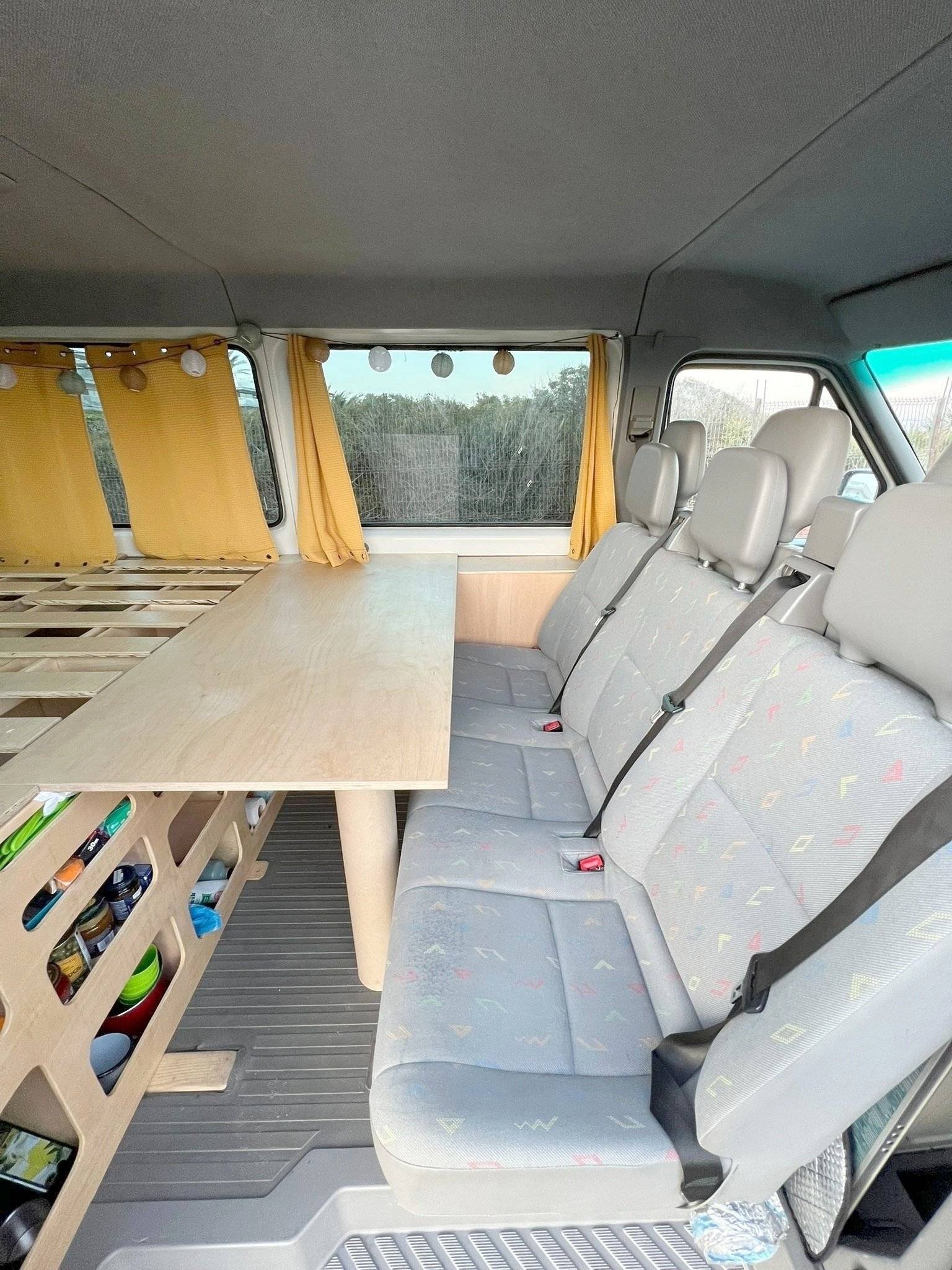 Dining Area Volkswagen Volkswagen LT 35 - Yescapa