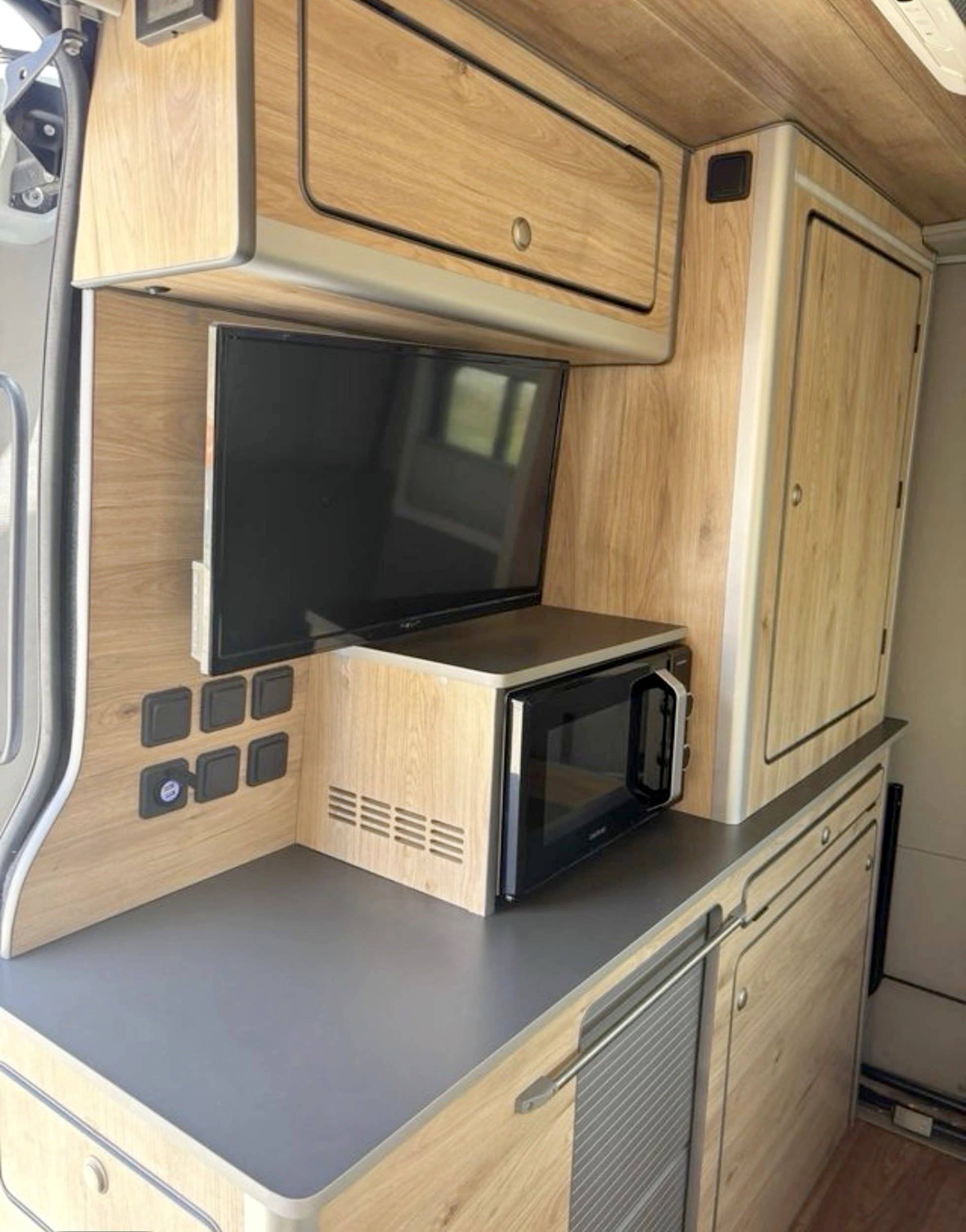 Comedor Renault Renault master 3.0l DCI 136CV - Yescapa