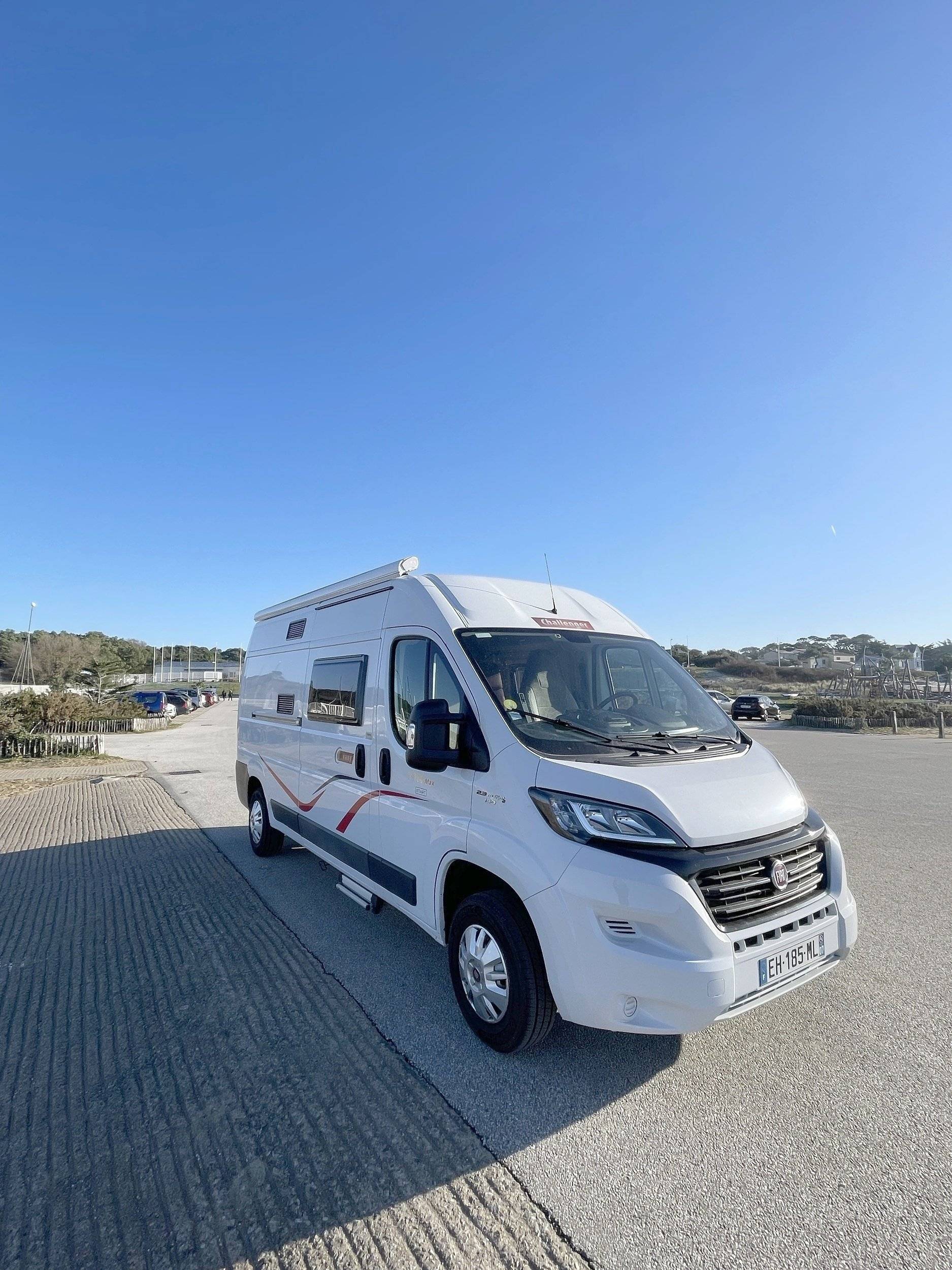 schräge Vorderansicht Fiat Ducato 2,3 l Multijet 130 ch. - Yescapa
