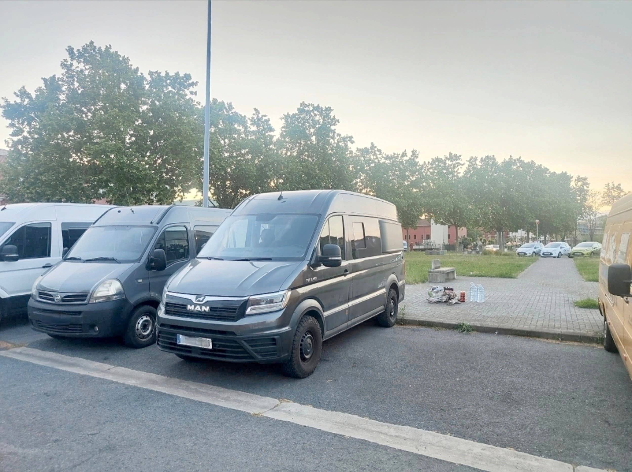 Vista del vehículo ángulo delantero Volkswagen Crafter 2,5 l 109 ch - Yescapa