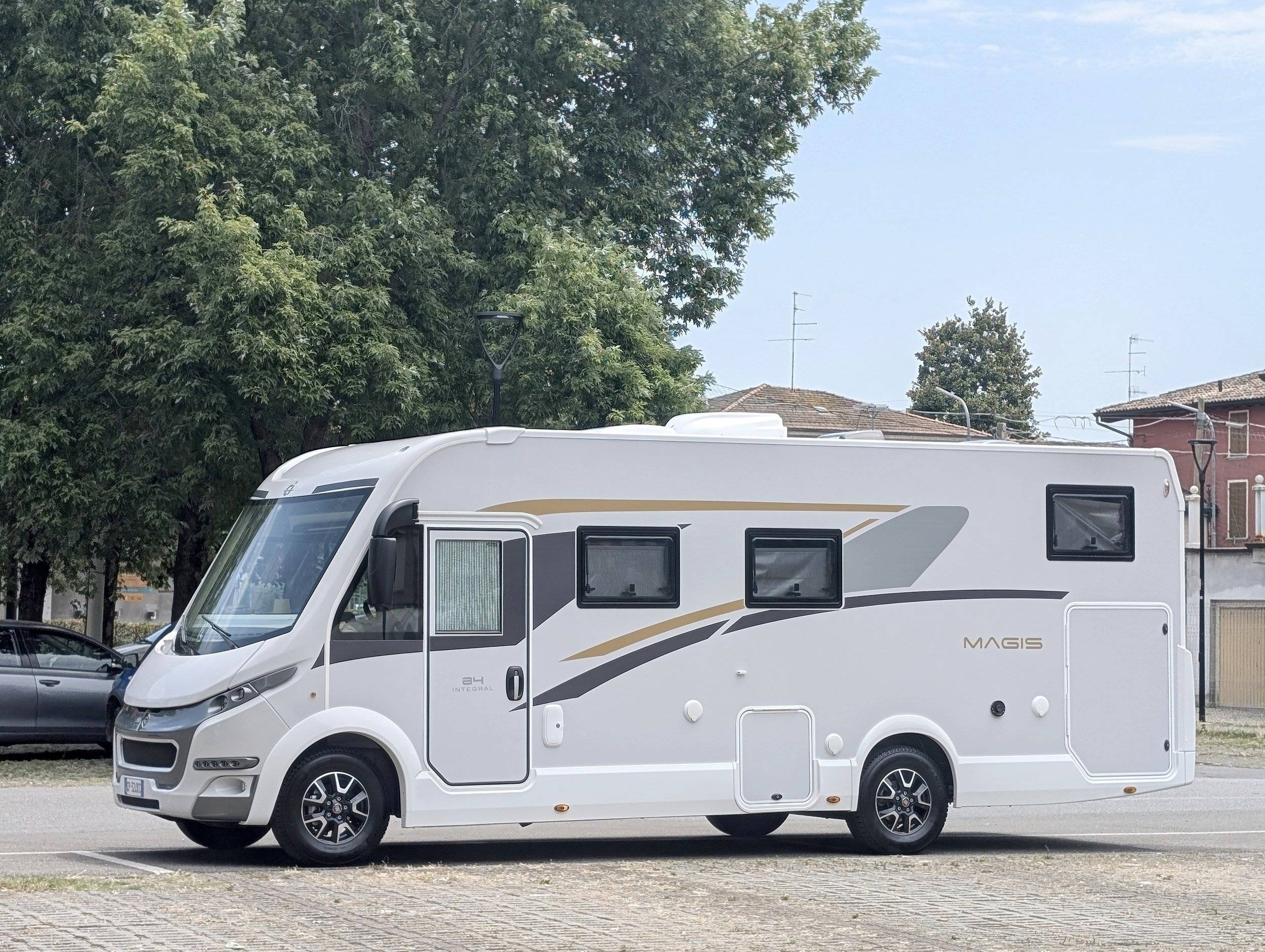 Front view from 3/4 Fiat Ducato 2,2 l Multijet 120 ch. - Yescapa