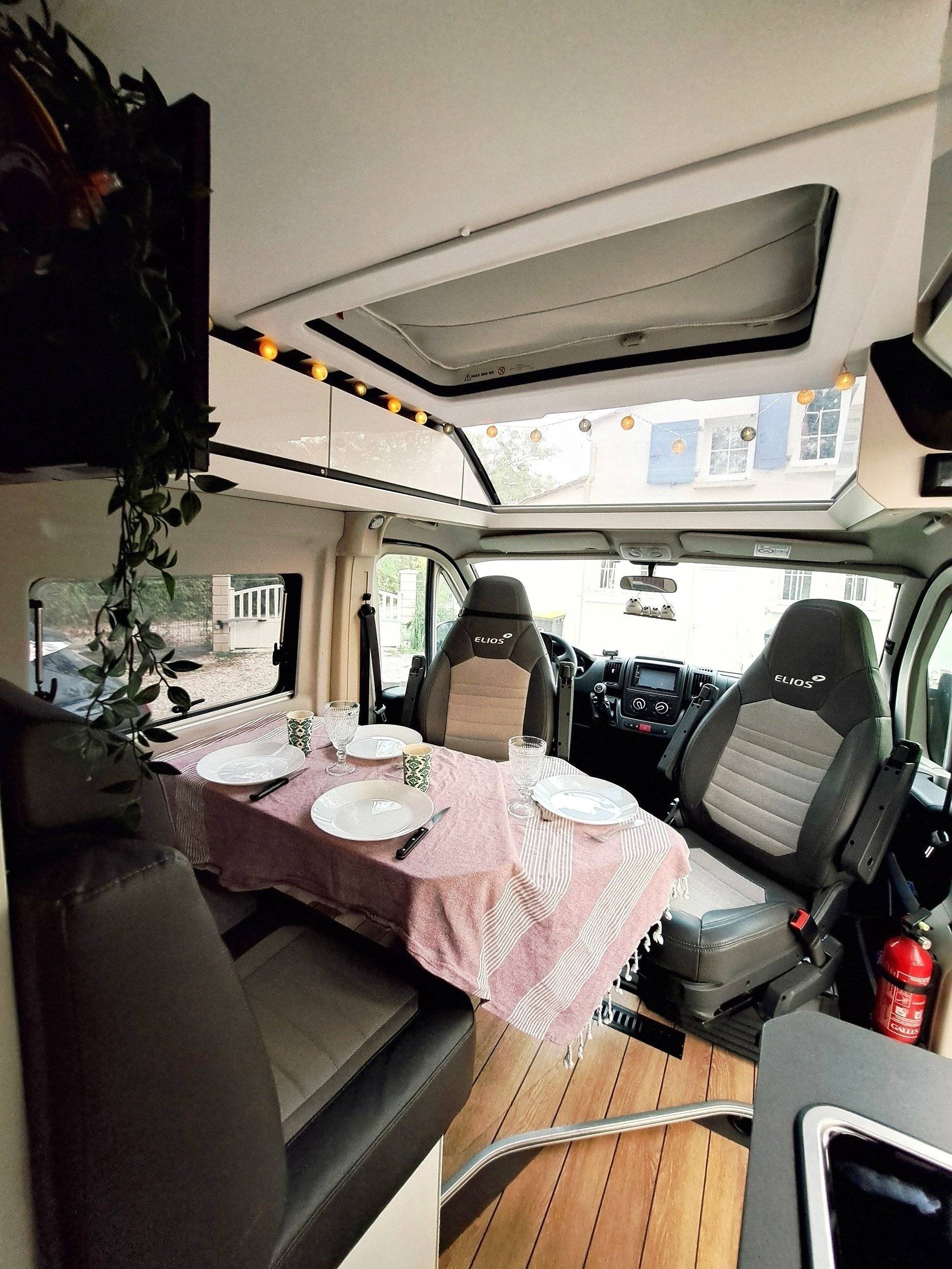 Dining Area Citroën Jumper 2,2 l 140 ch - Yescapa
