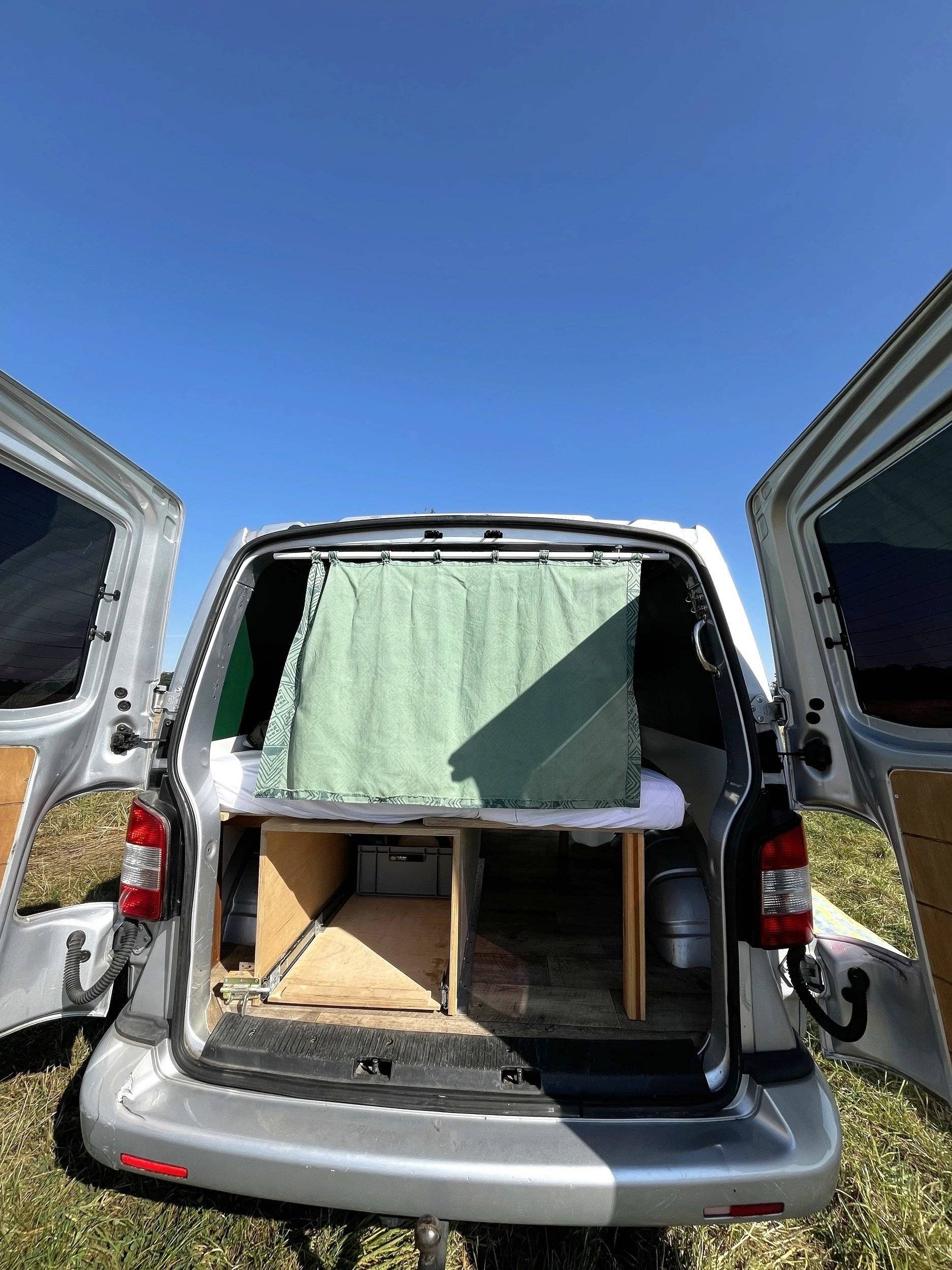 Ansicht von hinten Volkswagen T5 Long 2,5l TDI 130Cv - Yescapa