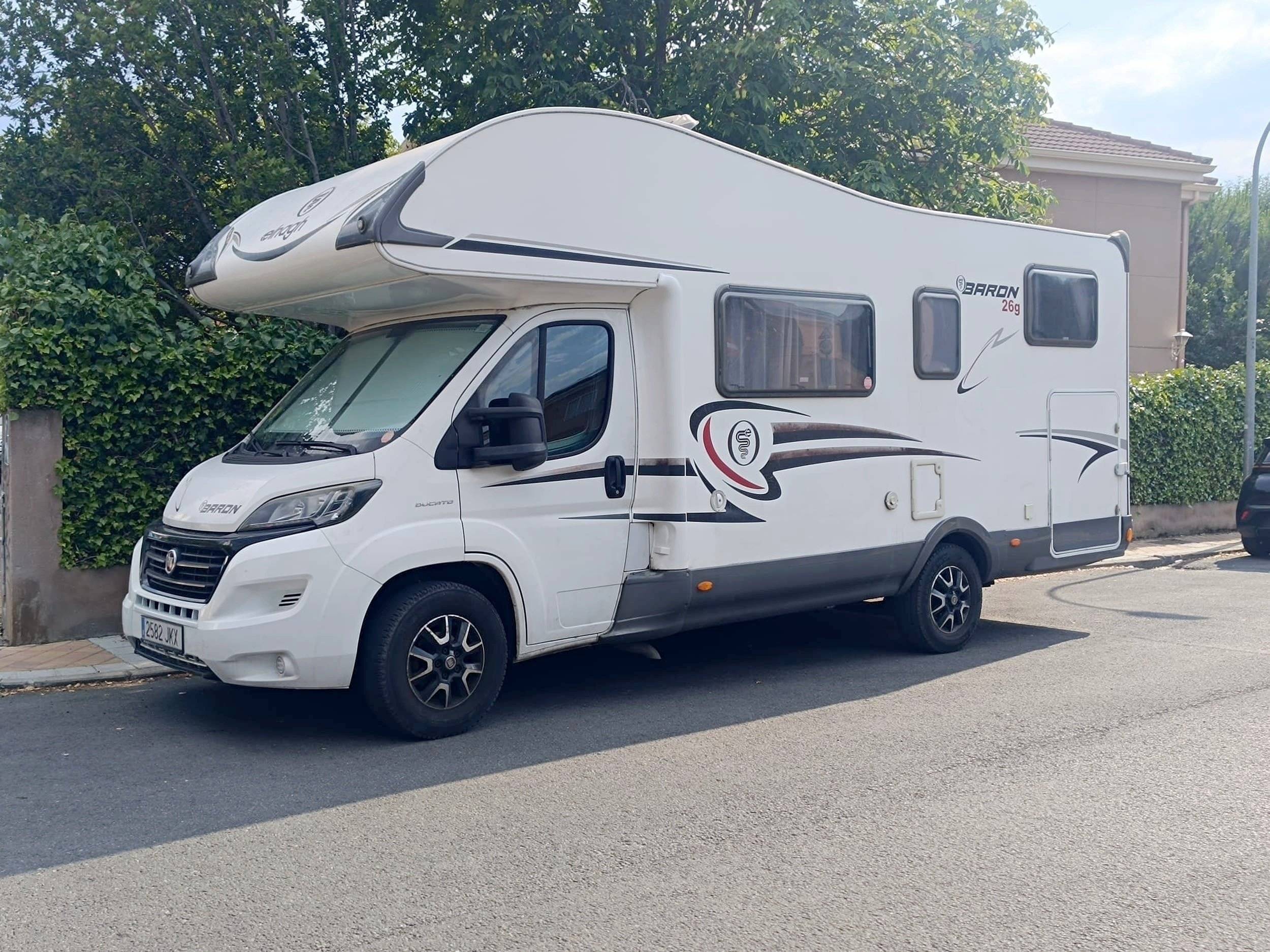 Front view from 3/4 Fiat 2,3 l 130 ch - Yescapa