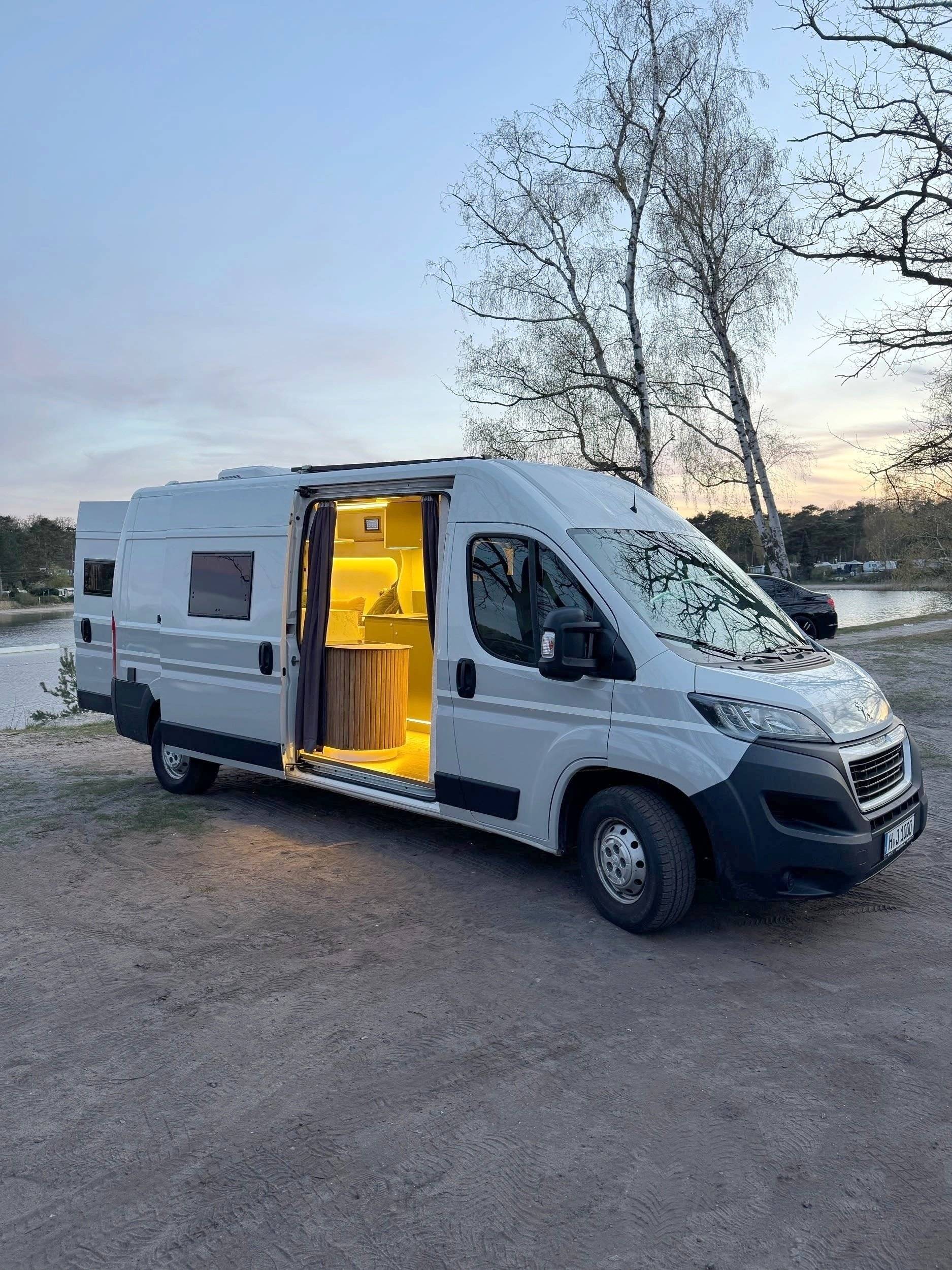 Front view from 3/4 Peugeot Boxer - Yescapa