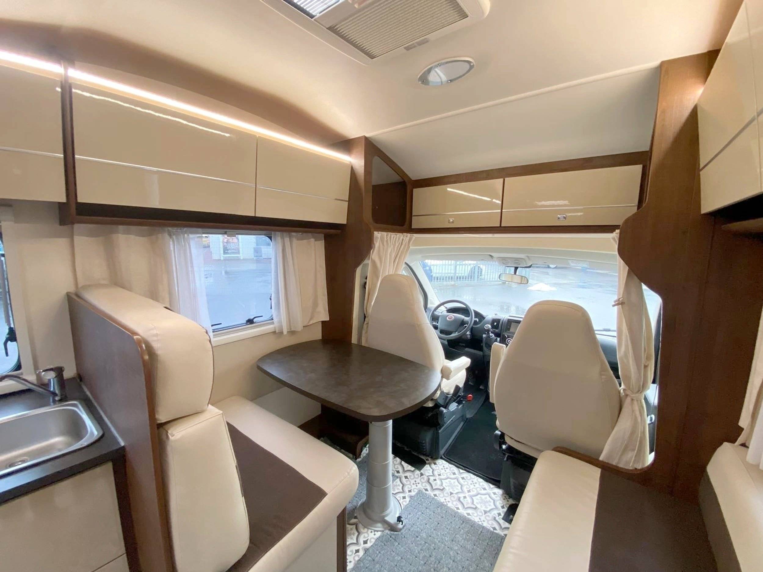 Área de jantar Fiat 2,3 l 130 ch. - Yescapa
