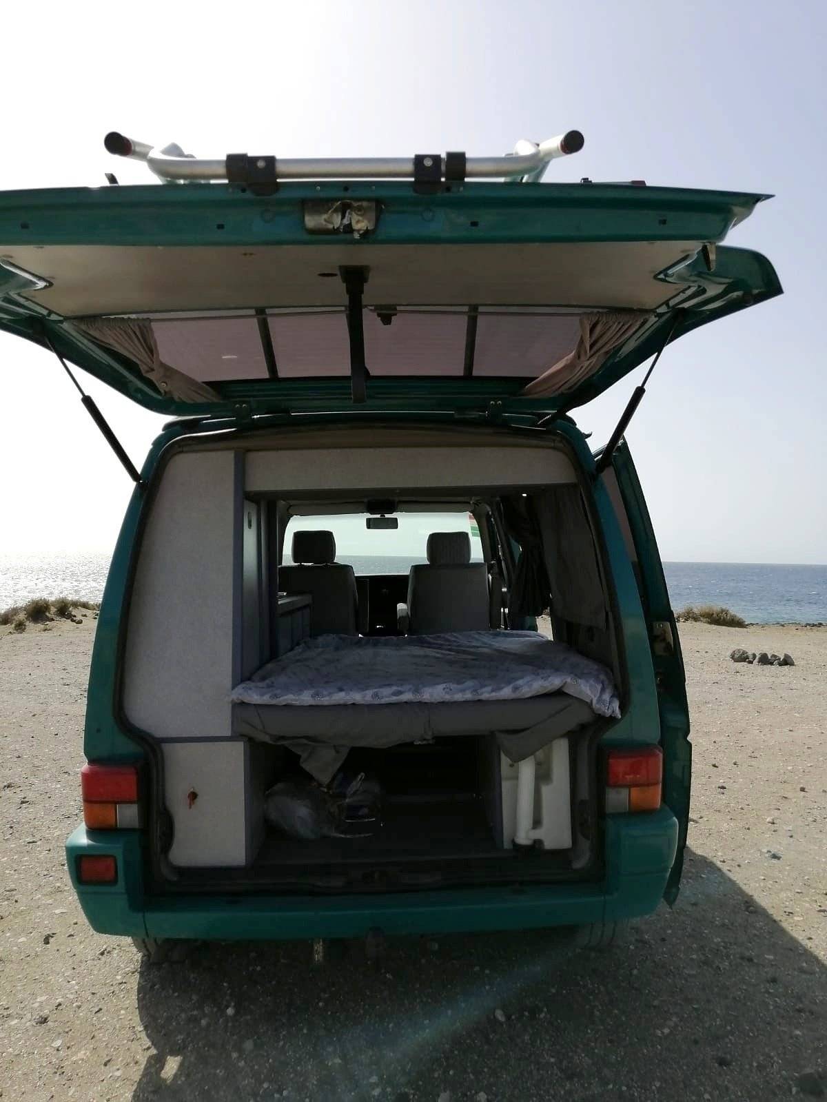 Schlafplätze Volkswagen Transporter T4 2.4D - Yescapa