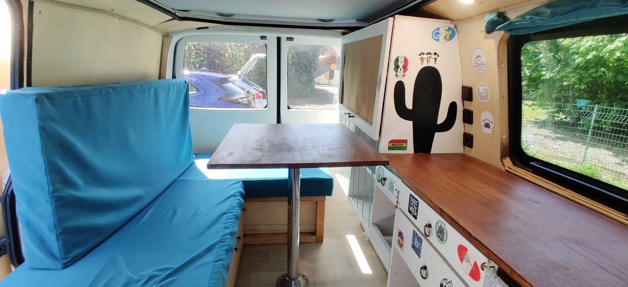 Dining Area Volkswagen - Yescapa