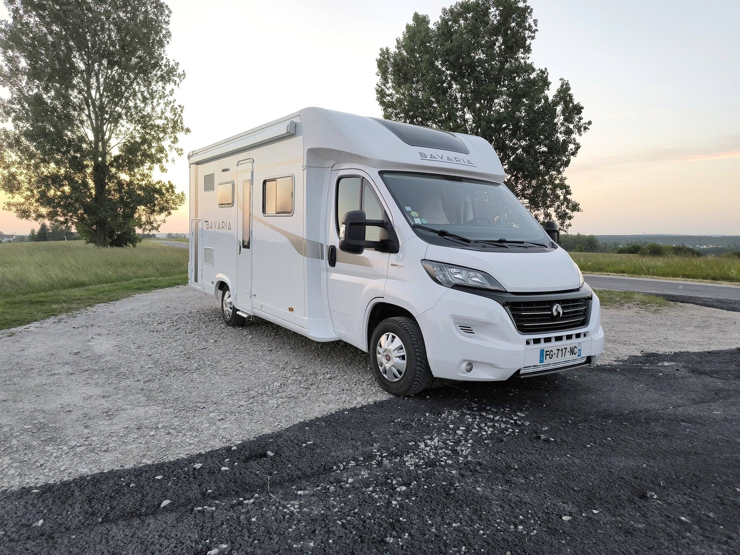 schräge Vorderansicht Fiat Ducato 2,2 l Multijet 130 ch. - Yescapa