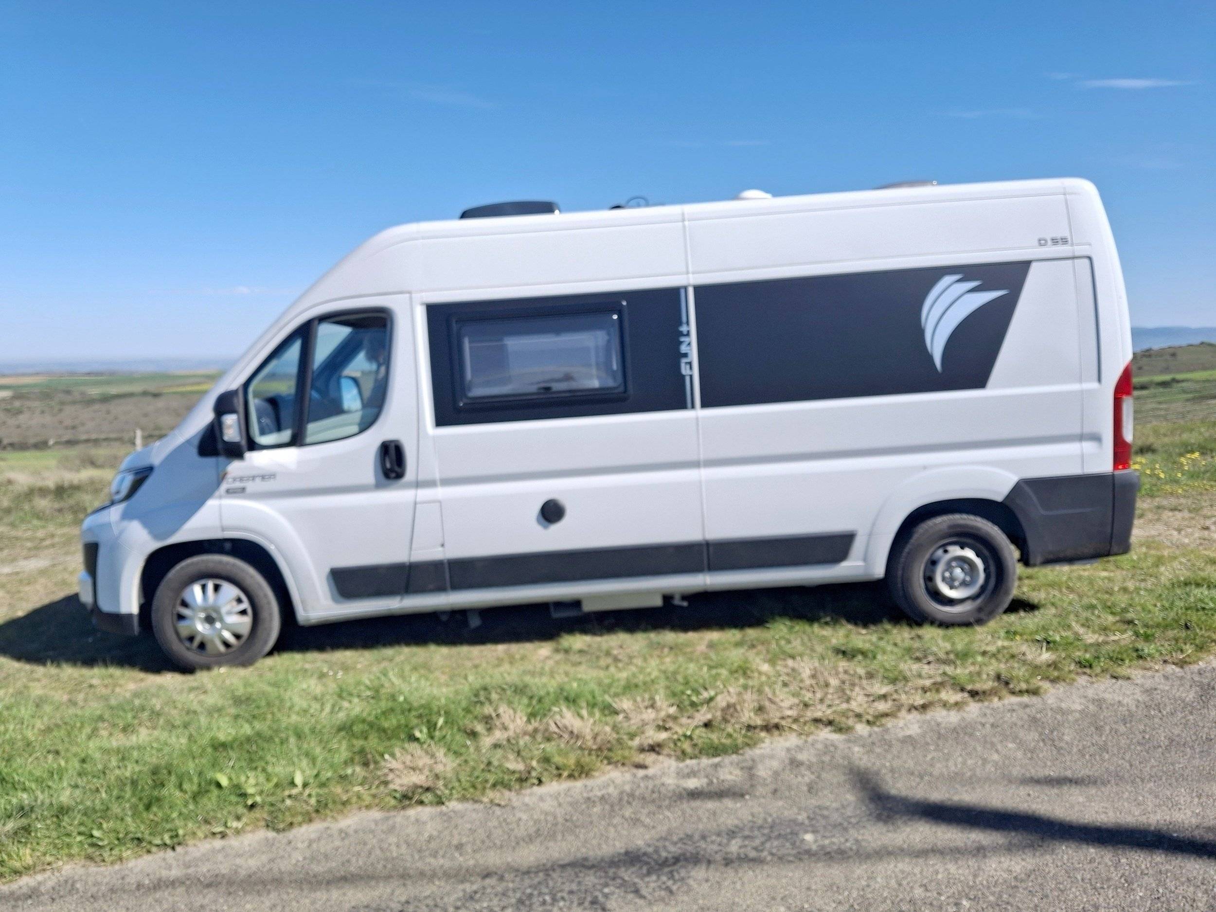 Vista del vehículo ángulo delantero Peugeot Boxer 2,0 l 130 ch - Yescapa