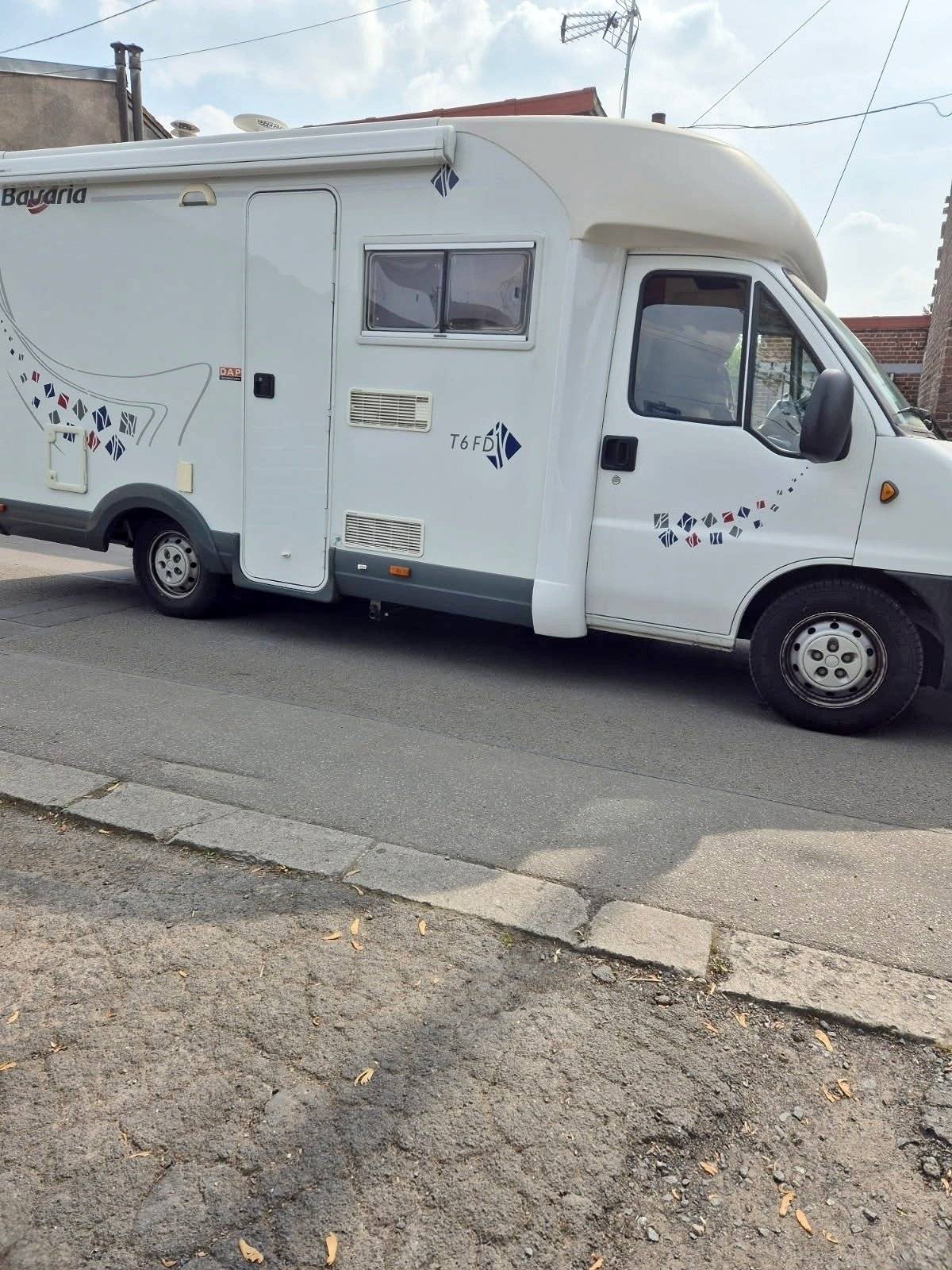 Vue avant de 3/4 Fiat Fiat ducato 2.8l JTD - Yescapa