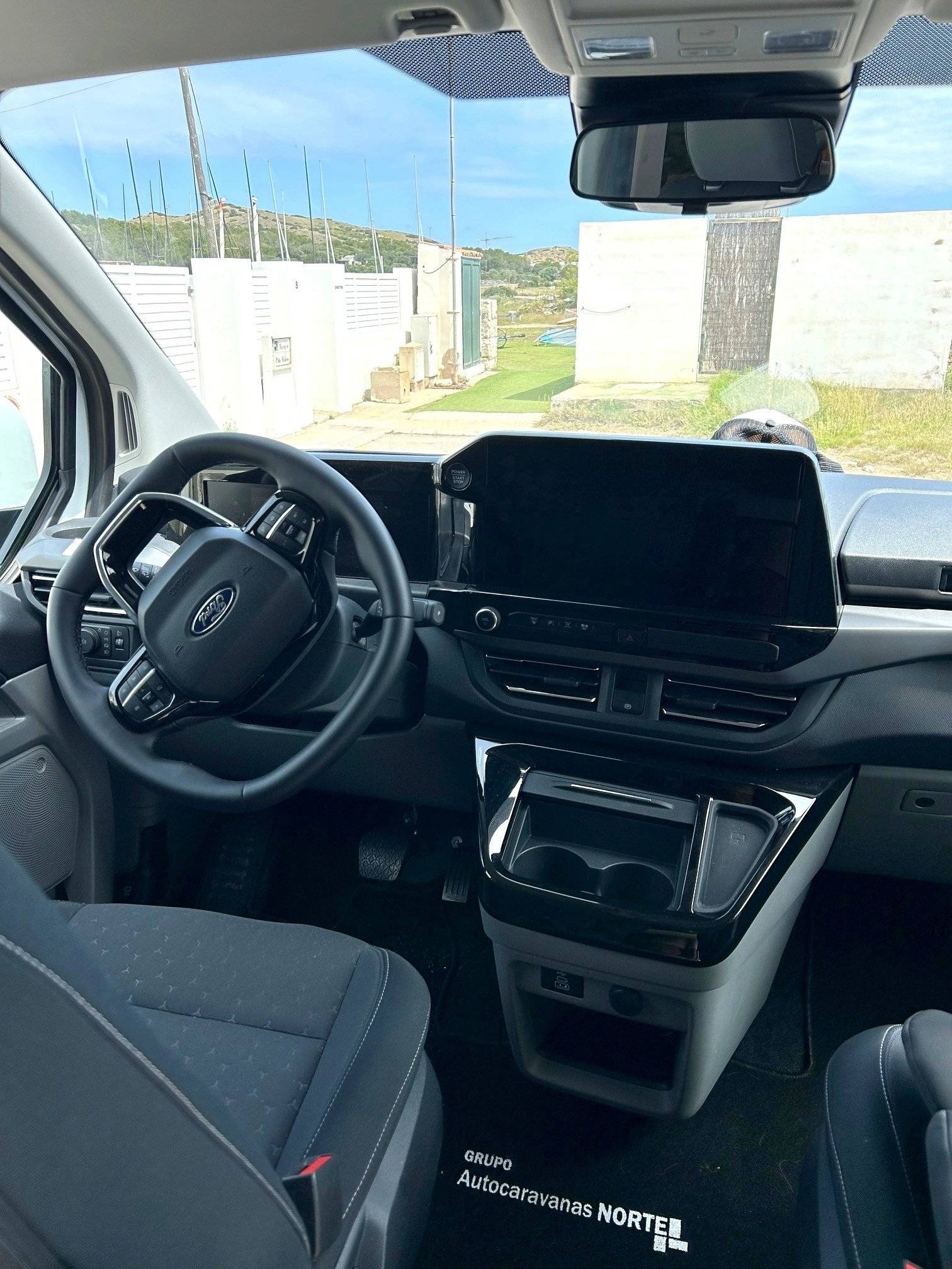 Driver's compartment Ford TOURNEO PANAMA PEAK 10+ - Yescapa