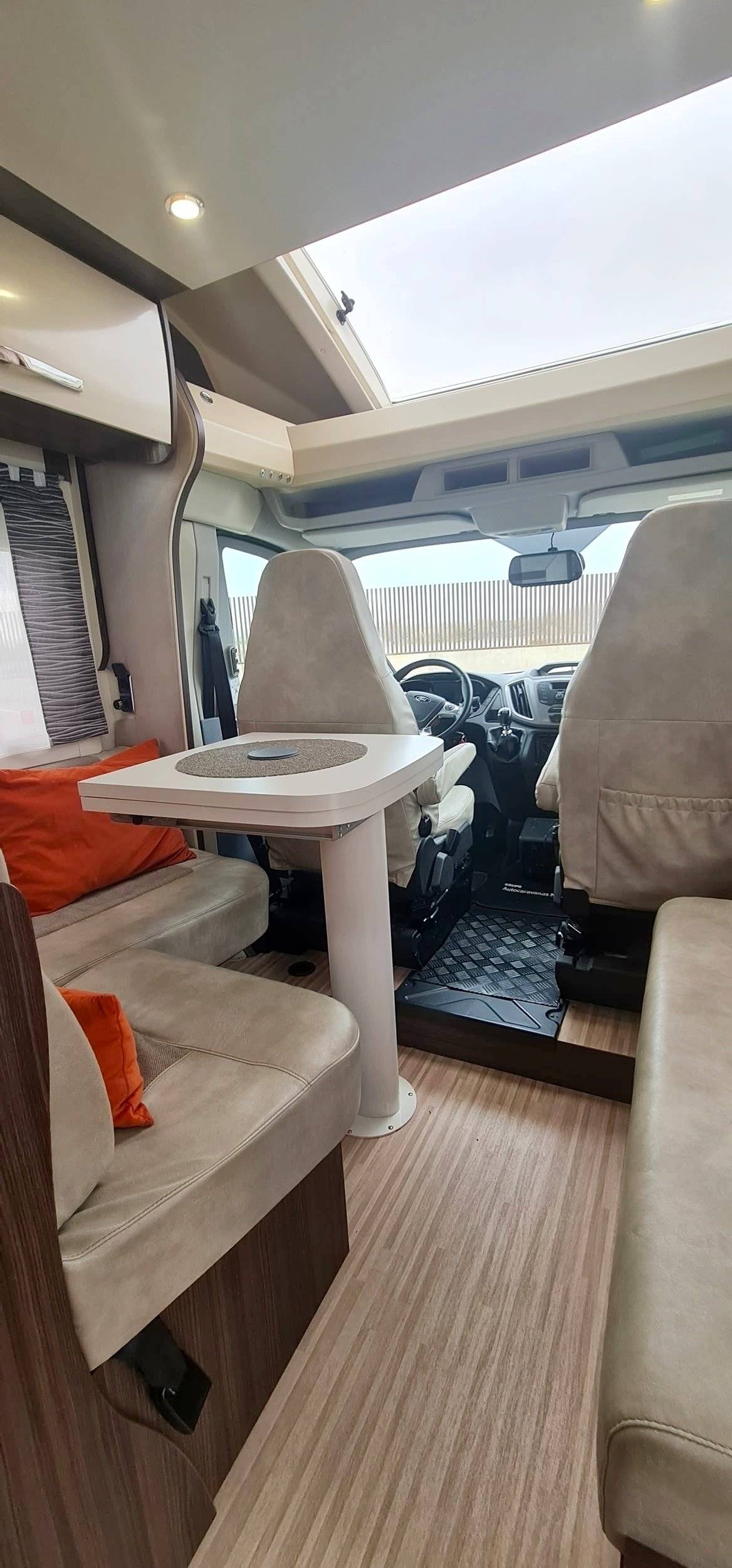 Coin repas Ford Transit 2,0 l 170 ch - Yescapa