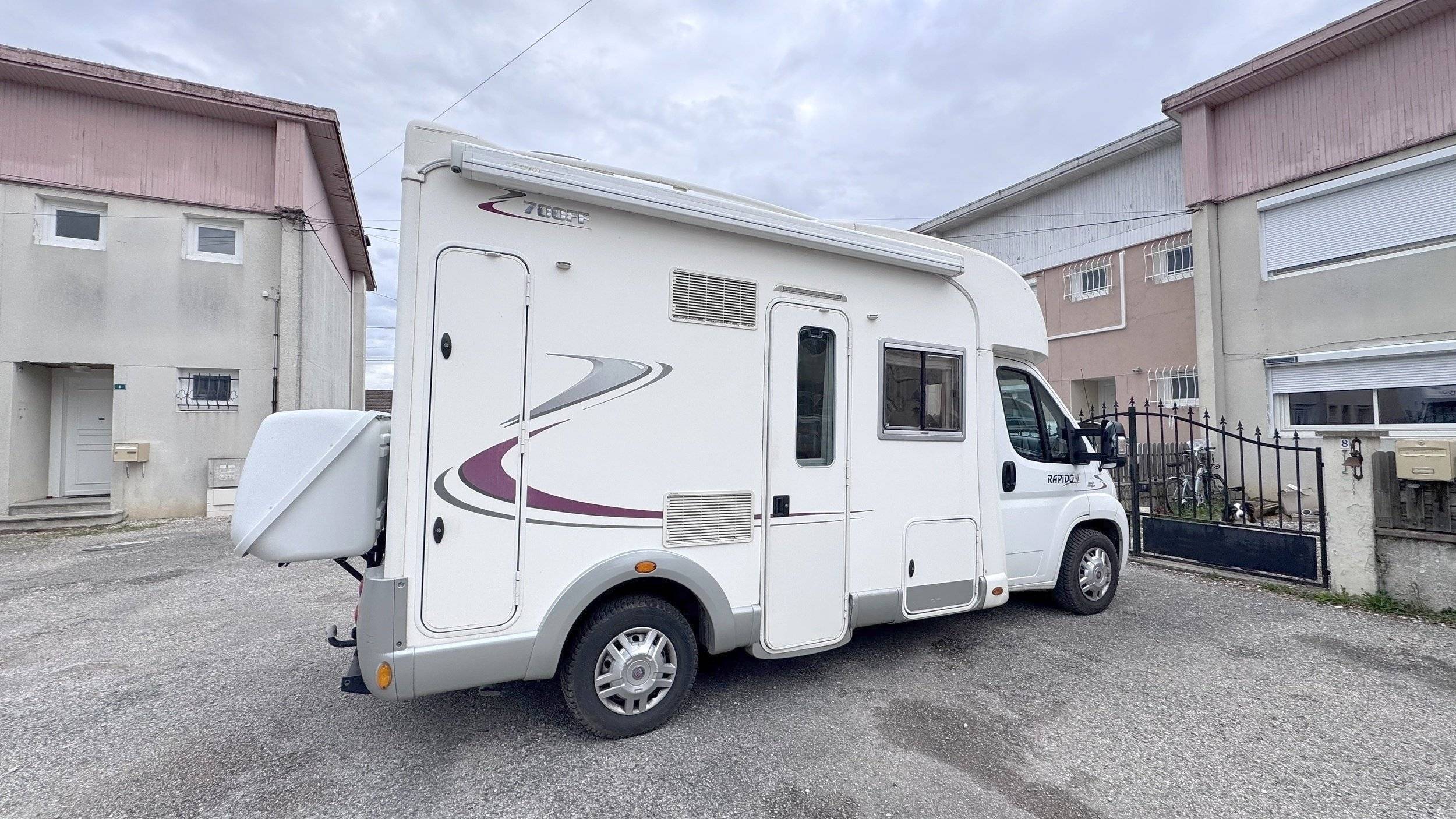 Front view from 3/4 Fiat - Yescapa