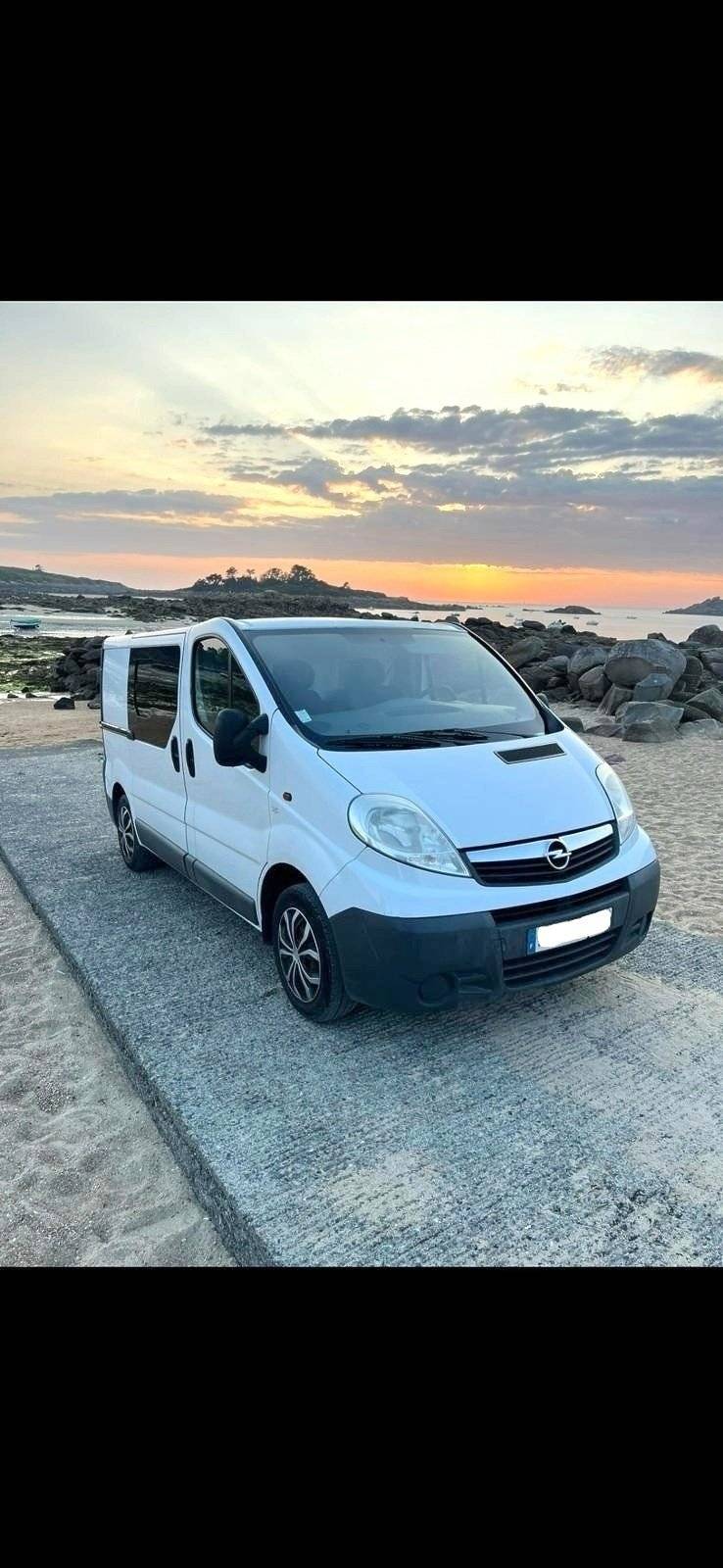 Front view from 3/4 Opel Vivaro - Yescapa