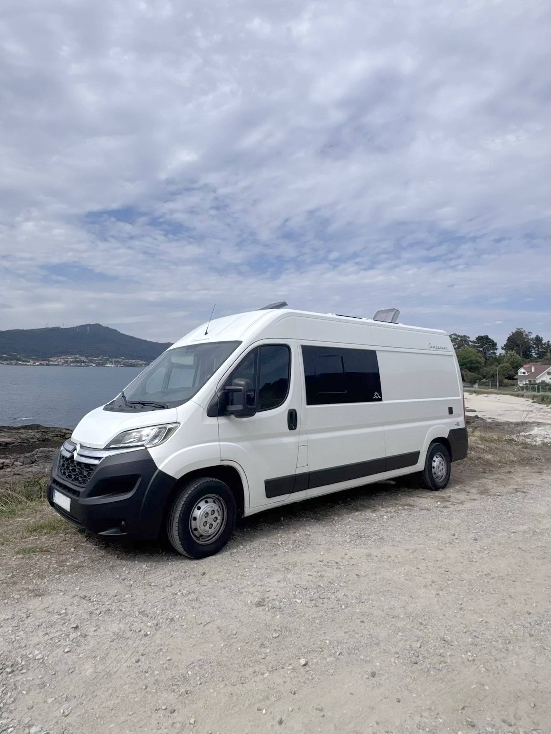 Front view from 3/4 Citroën Jumper 2,2 l 110 ch - Yescapa