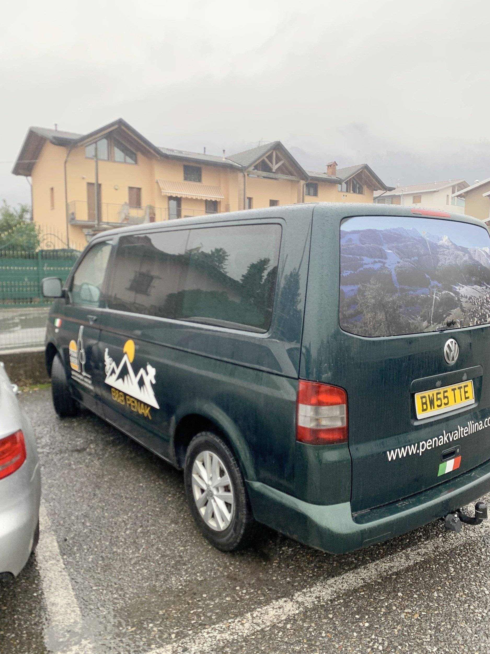 Vista del vehicle angle davanter Volkswagen T5 2,5 l 130 ch - Yescapa