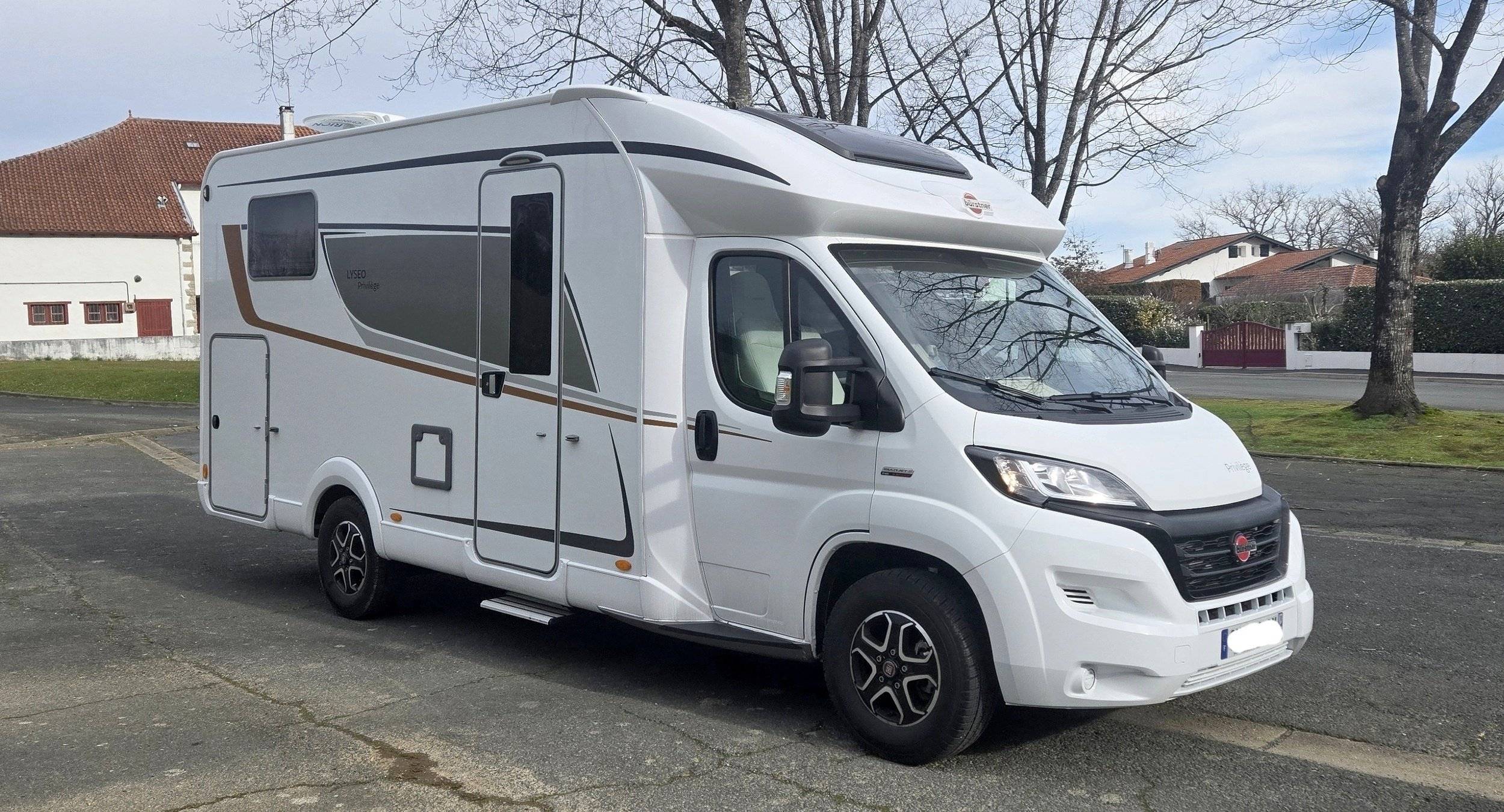 Front view from 3/4 Fiat Fiat 2.2 L 140 CV - Yescapa